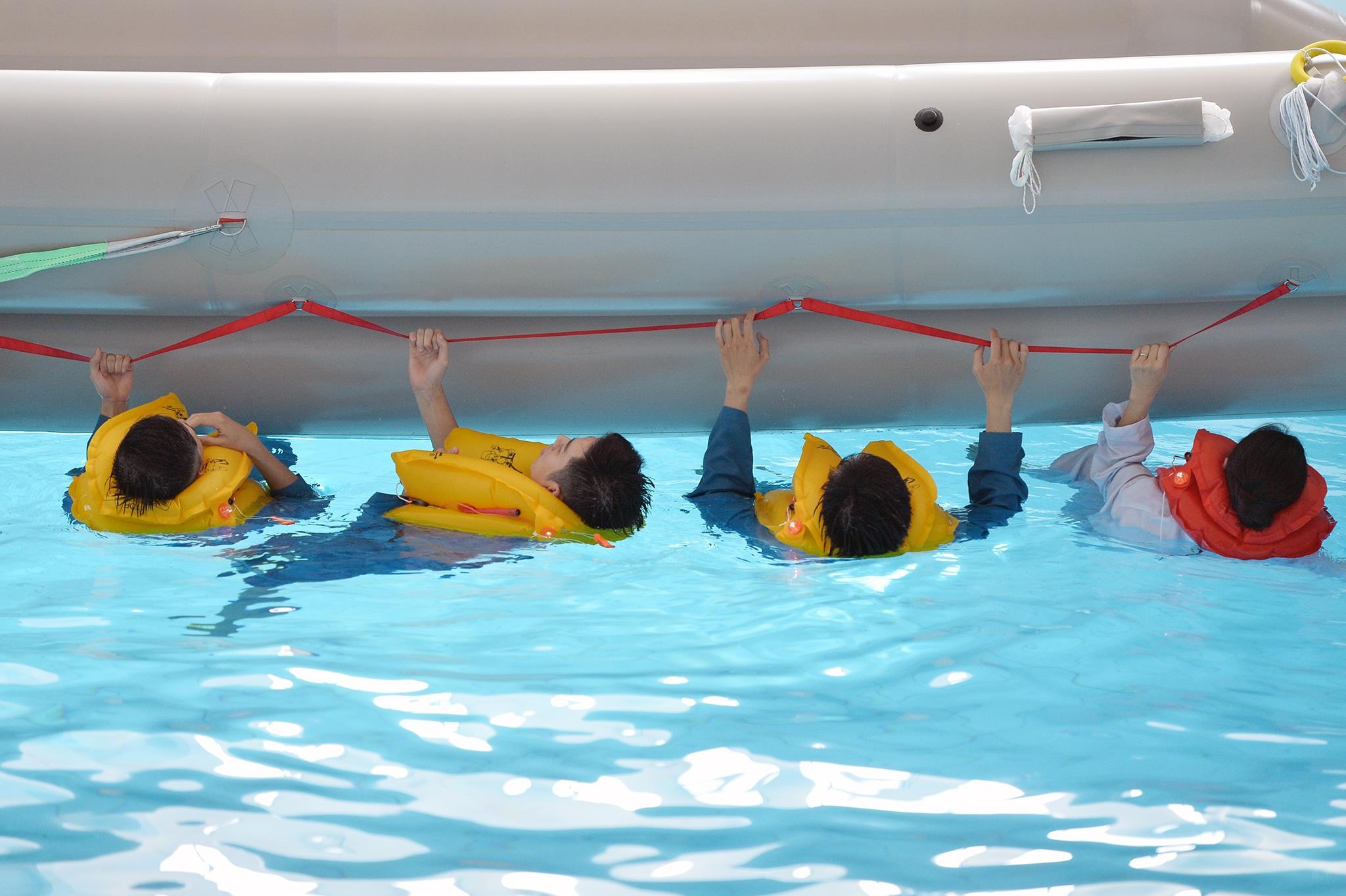 phii cong,  tiep vien hang khong tap luyen tinh huong khan cap anh 4