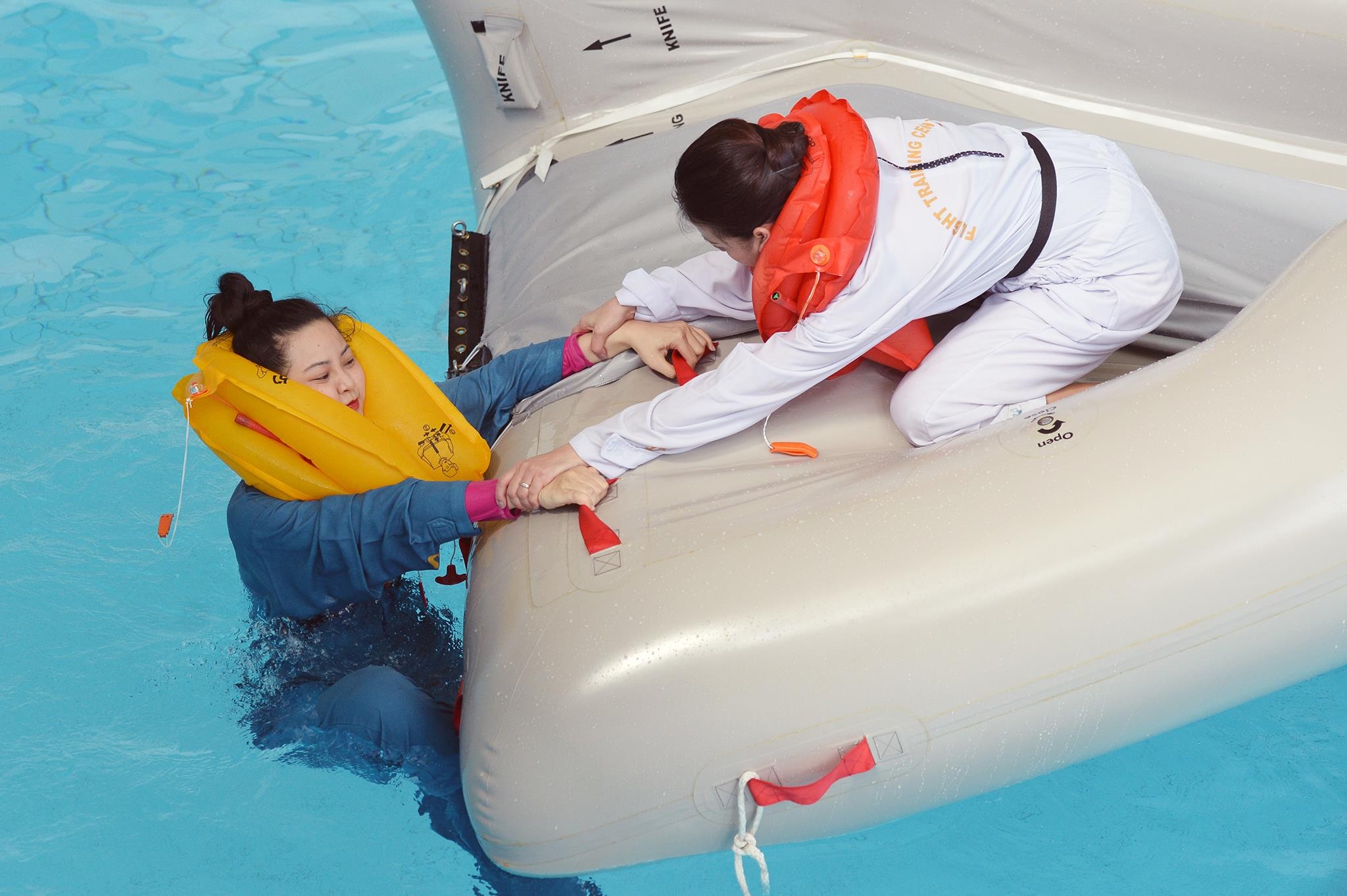 phii cong,  tiep vien hang khong tap luyen tinh huong khan cap anh 5