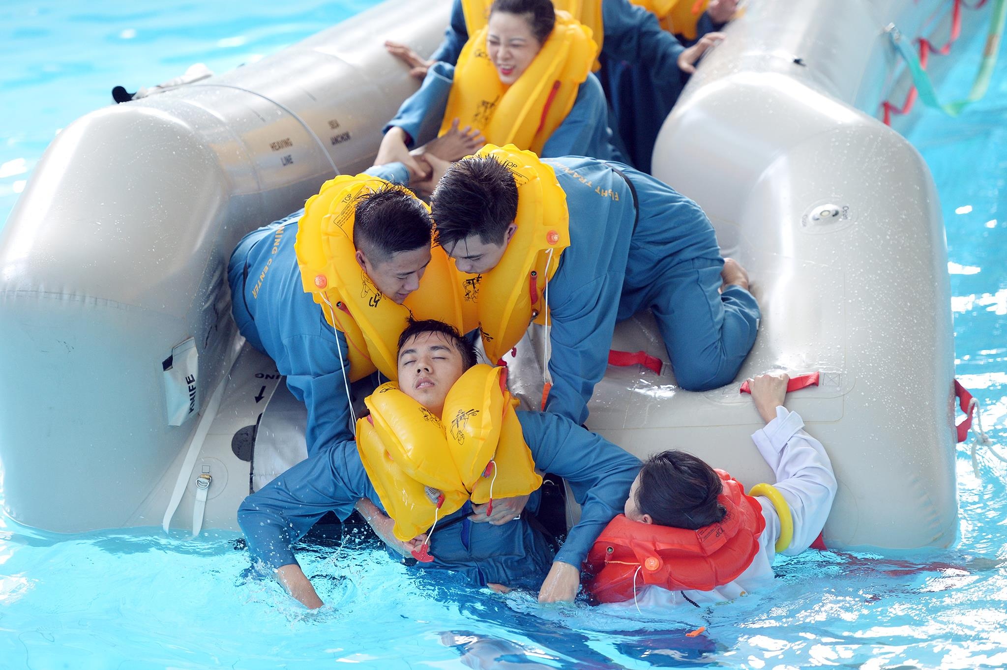 phii cong,  tiep vien hang khong tap luyen tinh huong khan cap anh 6