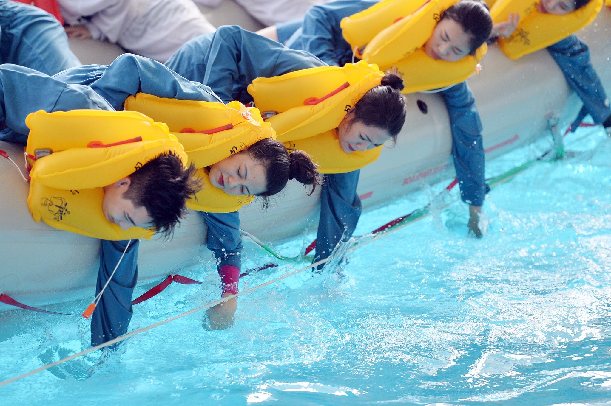 phii cong,  tiep vien hang khong tap luyen tinh huong khan cap anh 7