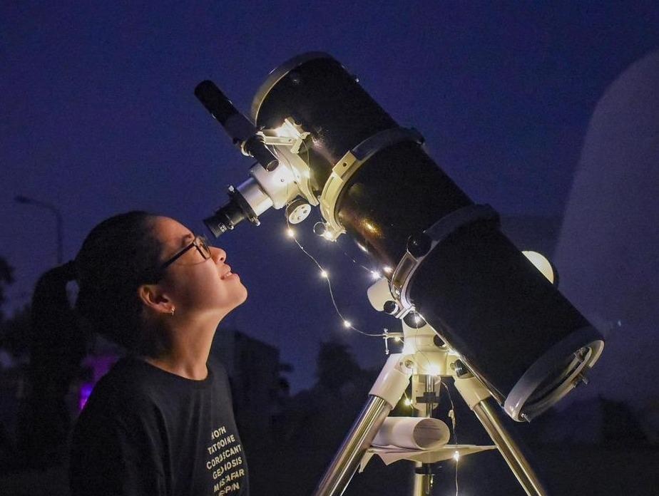 Quan sat nguyet thuc mot phan bang thiet bi chuyen dung hinh anh