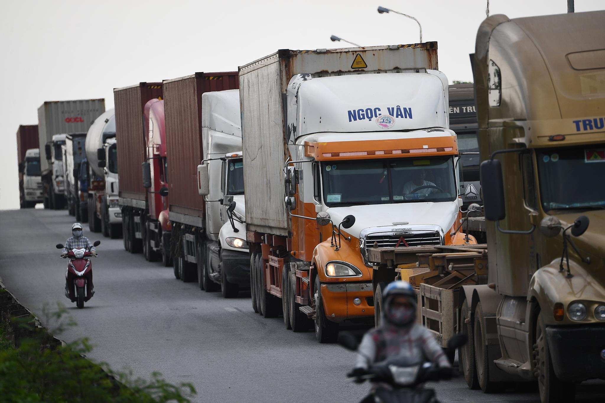 Xe container xep hang dai nhu dong suoi hang ngay o Hai Phong hinh anh