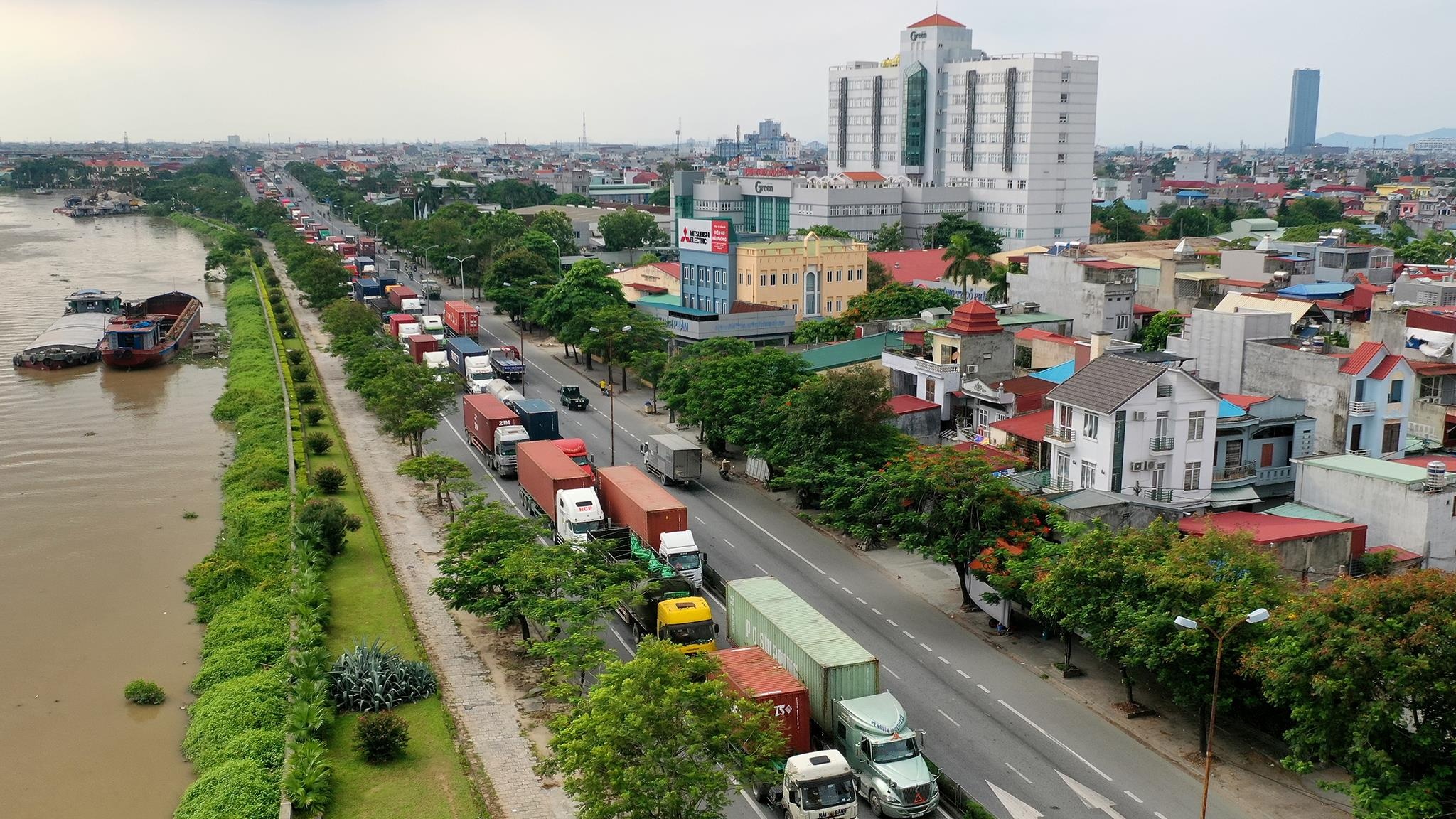 xe cho container tren duong Nguyen Van Linh o Hai Phong anh 1