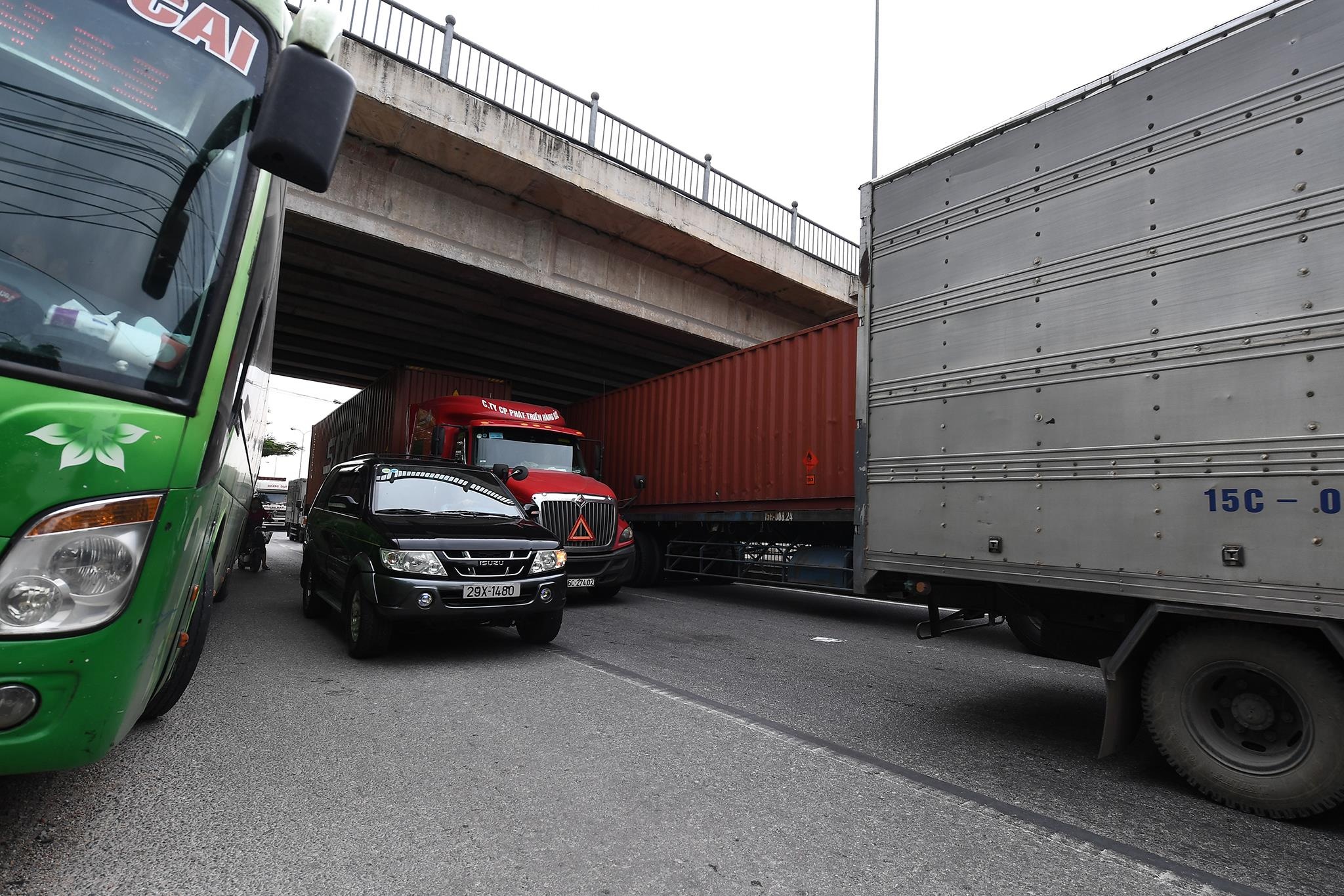 xe cho container tren duong Nguyen Van Linh o Hai Phong anh 11