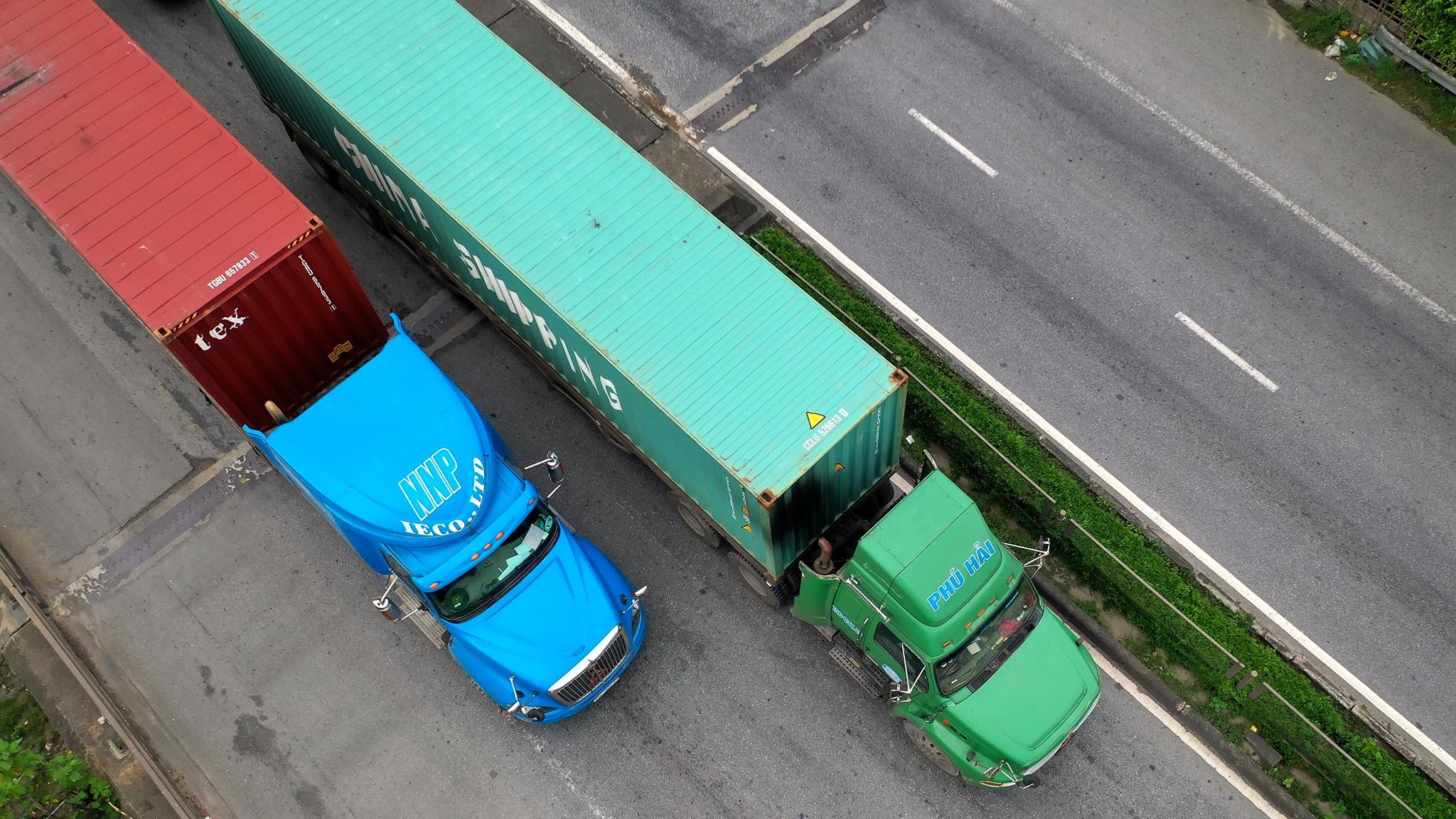xe cho container tren duong Nguyen Van Linh o Hai Phong anh 13