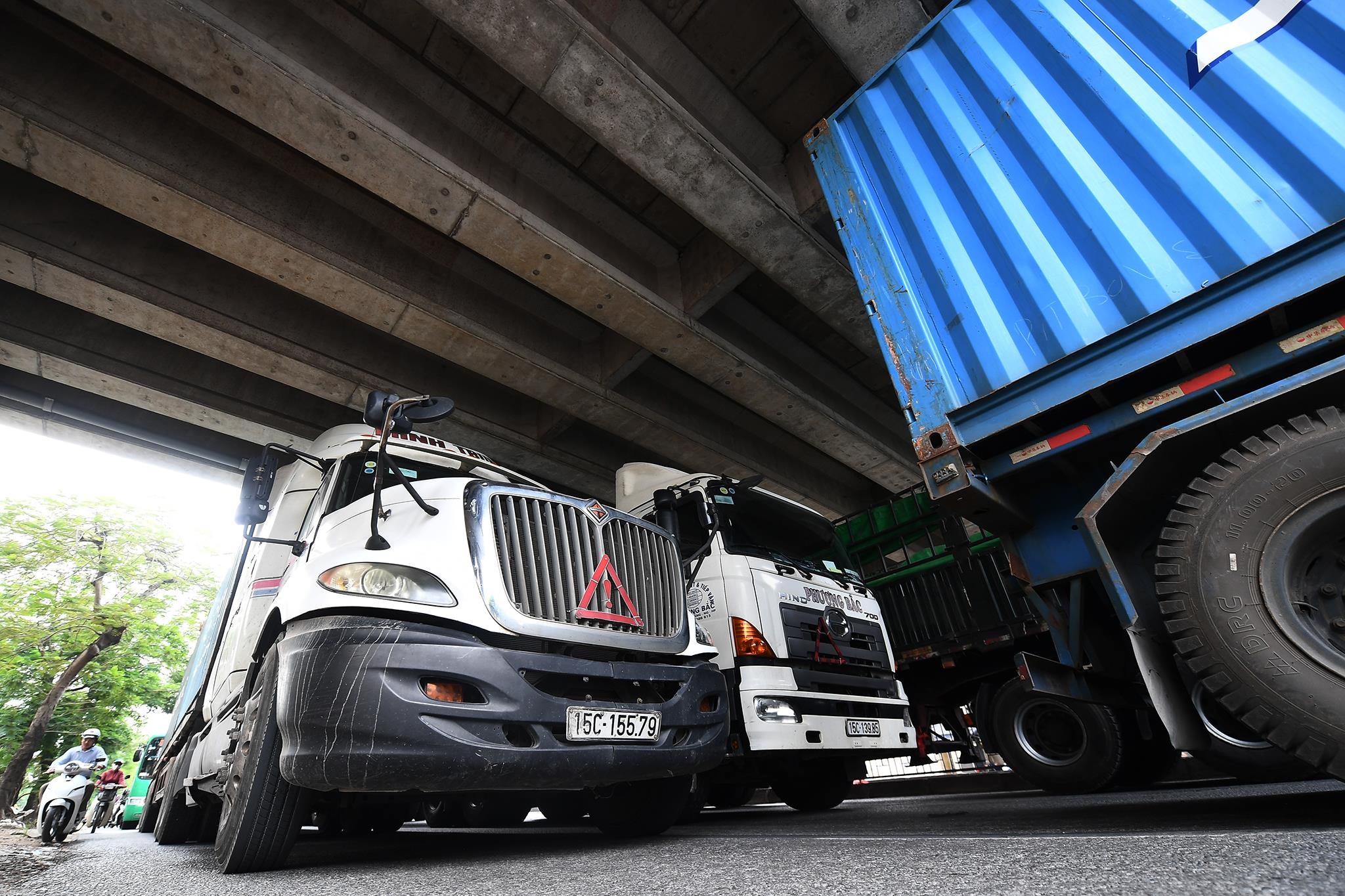 xe cho container tren duong Nguyen Van Linh o Hai Phong anh 14