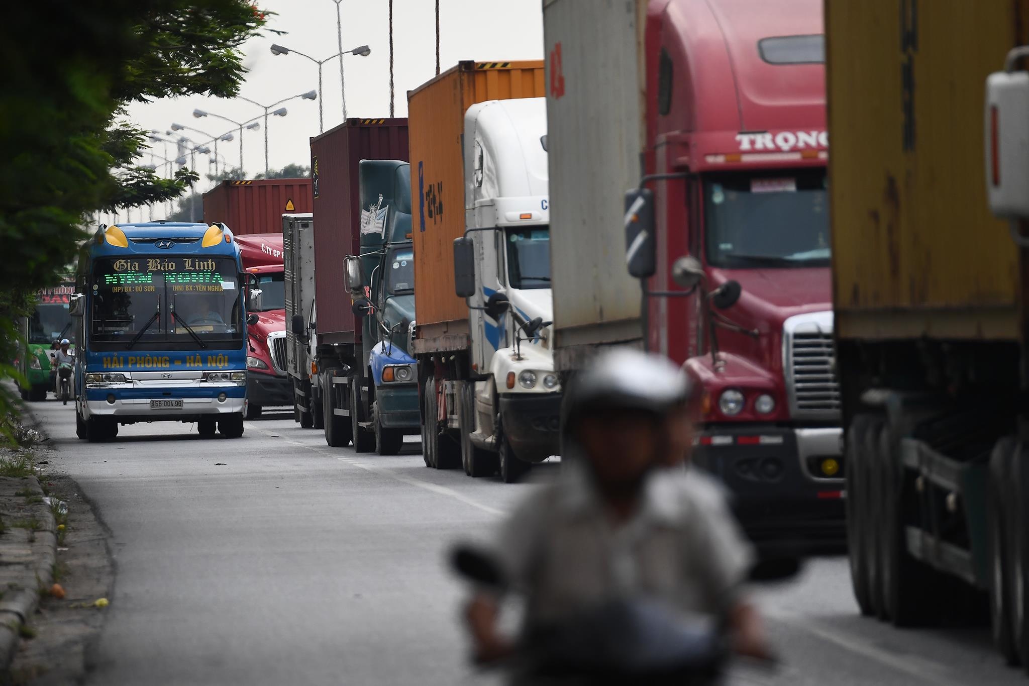 xe cho container tren duong Nguyen Van Linh o Hai Phong anh 6