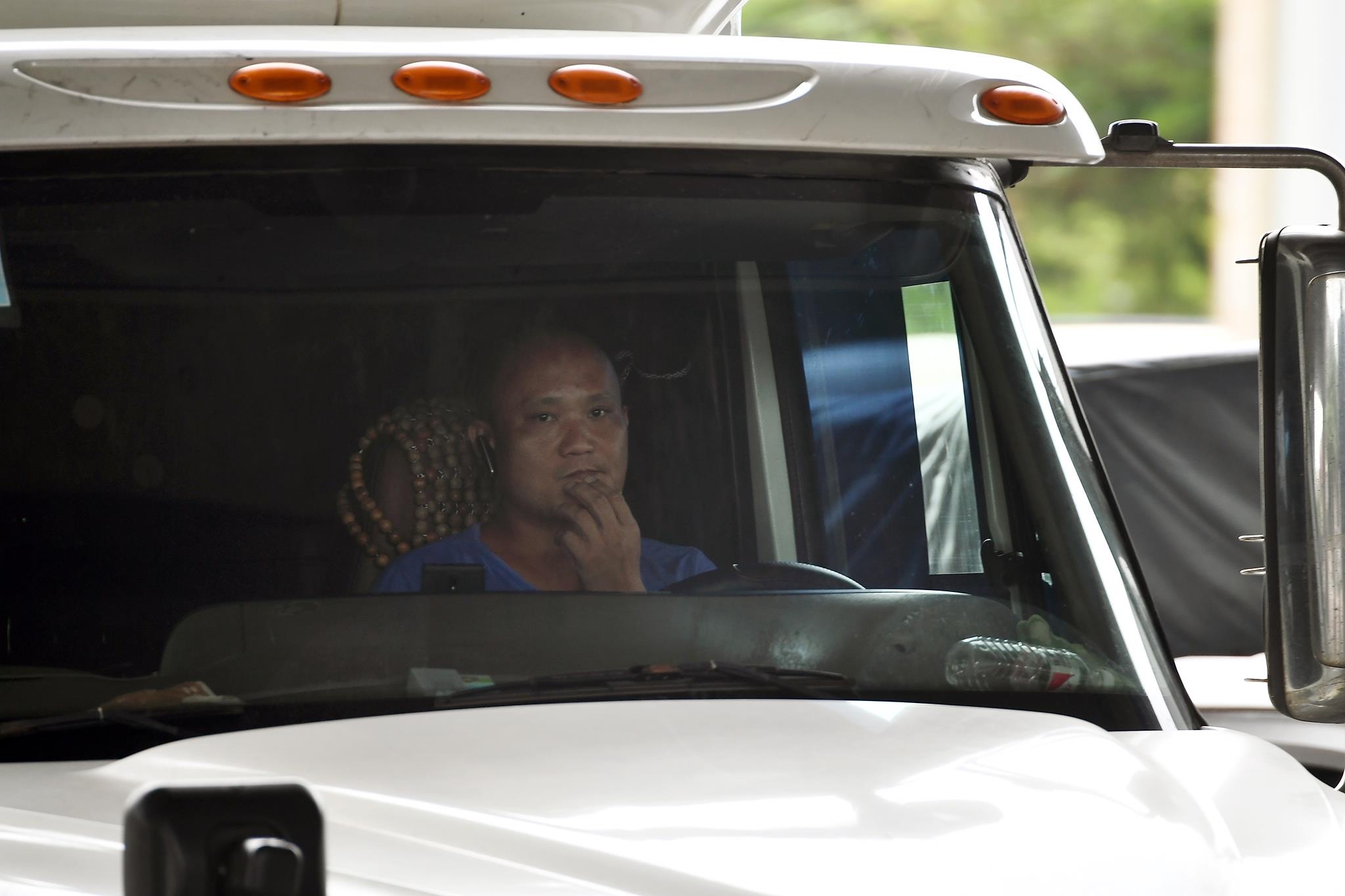 xe cho container tren duong Nguyen Van Linh o Hai Phong anh 10
