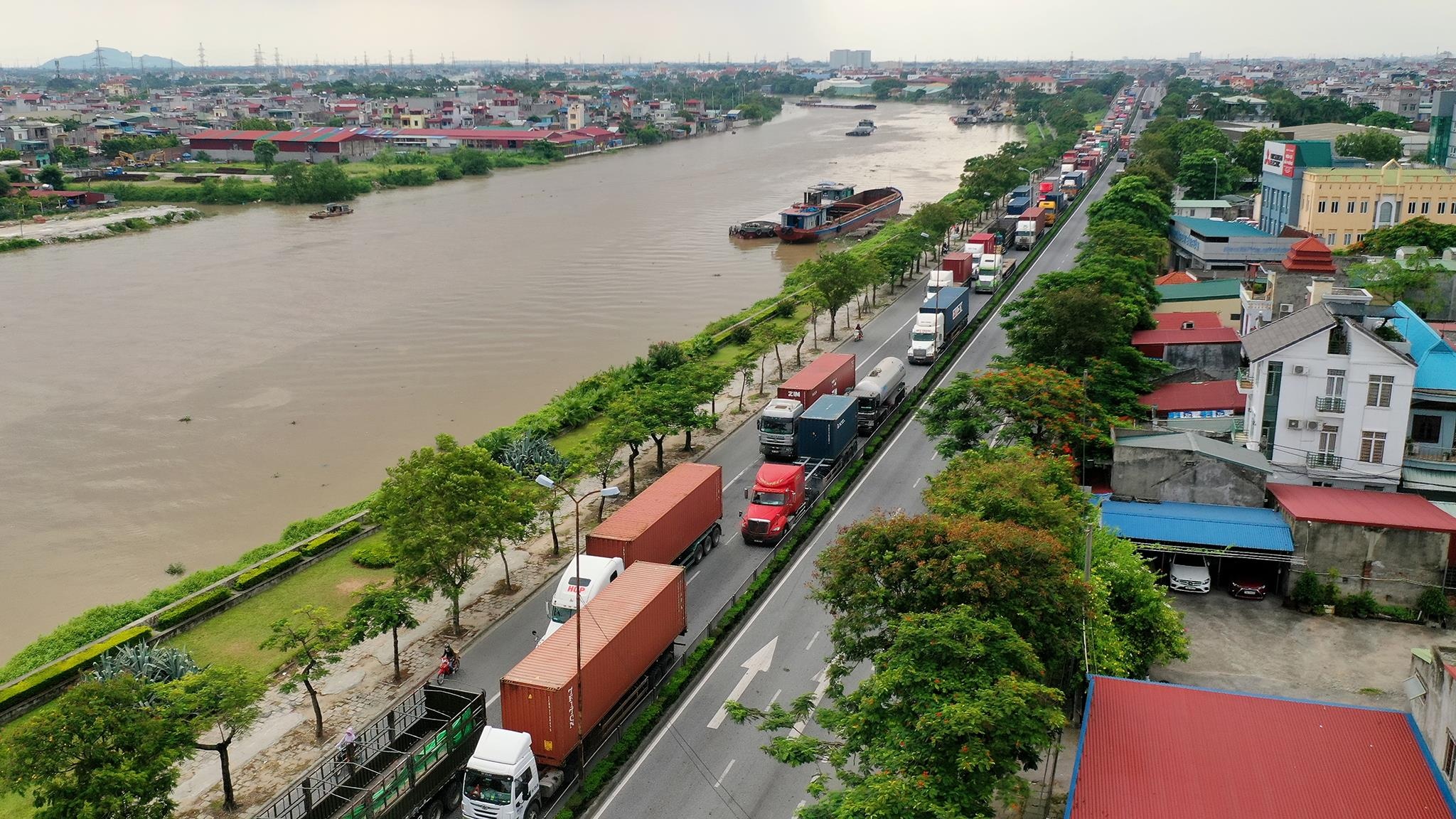 xe cho container tren duong Nguyen Van Linh o Hai Phong anh 2
