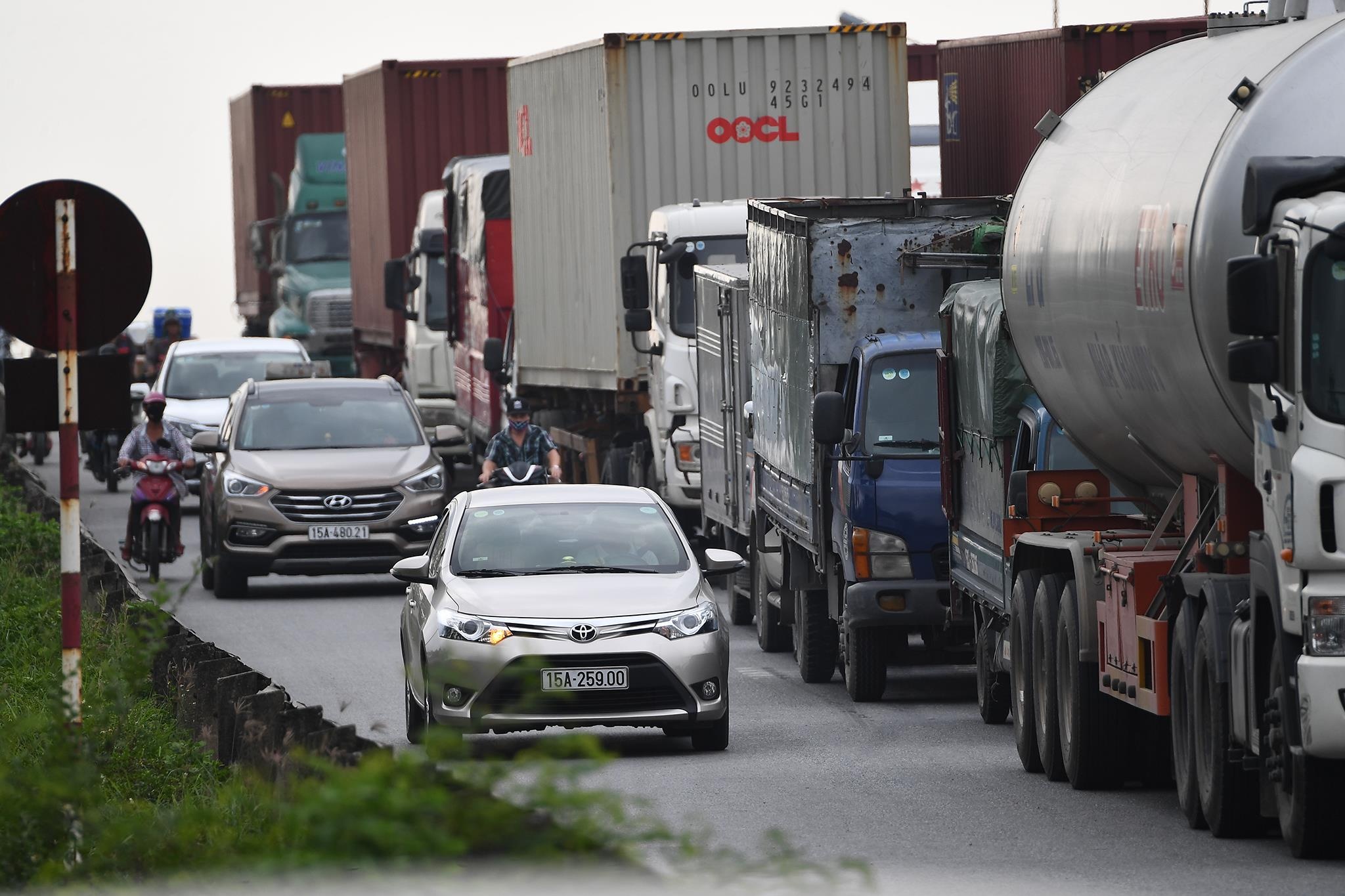 xe cho container tren duong Nguyen Van Linh o Hai Phong anh 4