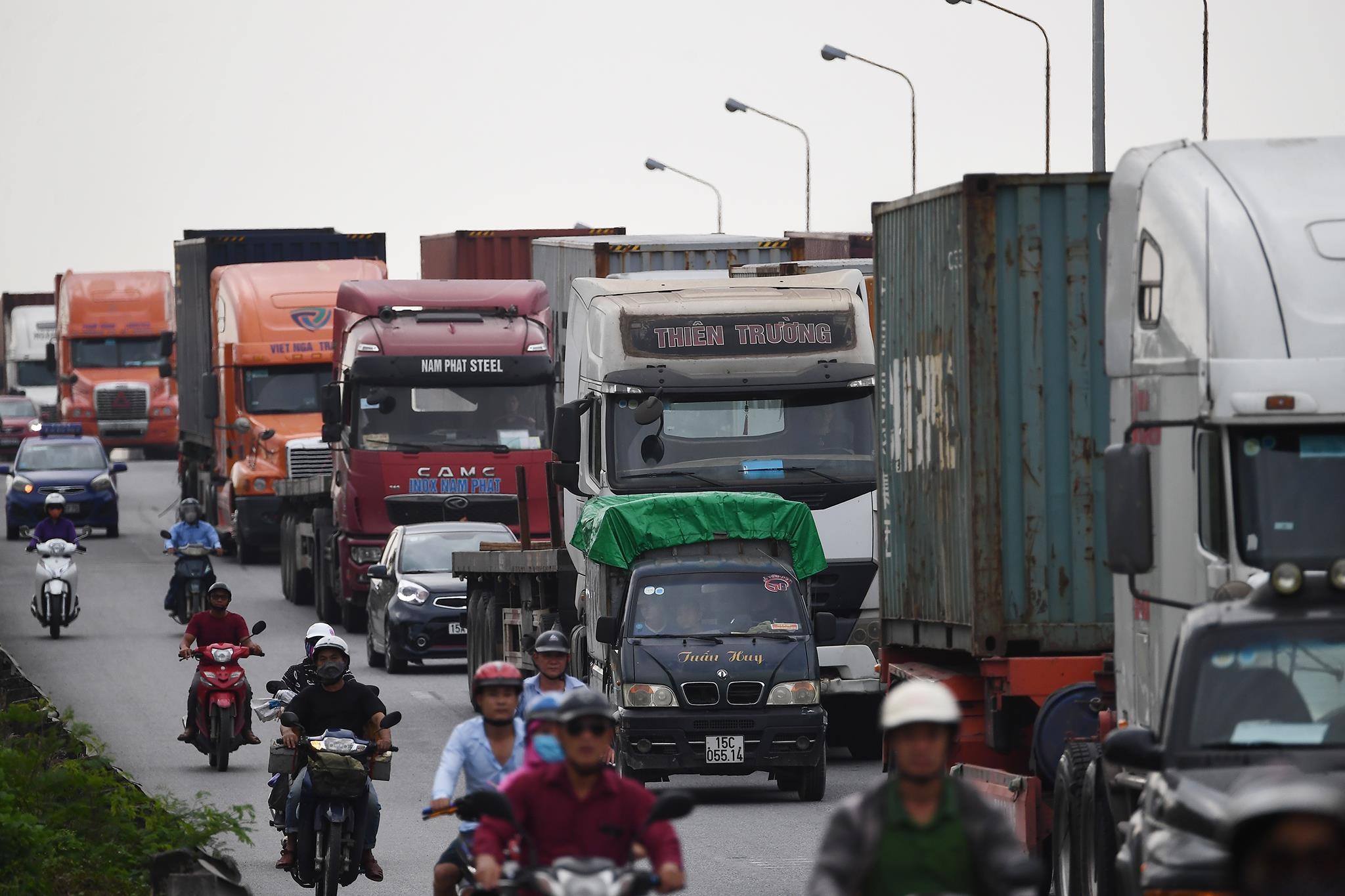 xe cho container tren duong Nguyen Van Linh o Hai Phong anh 3