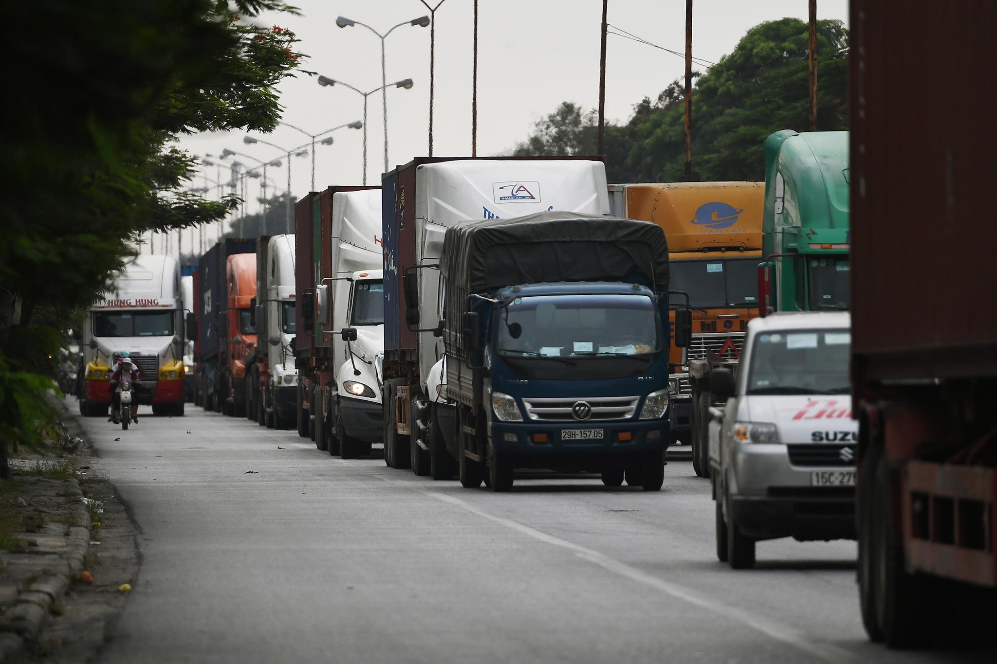 xe cho container tren duong Nguyen Van Linh o Hai Phong anh 5