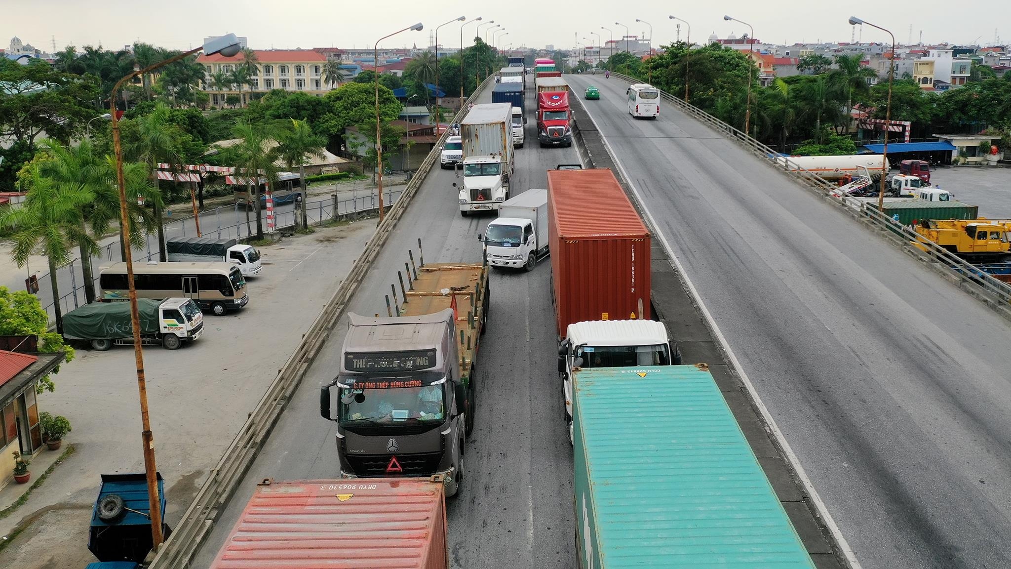xe cho container tren duong Nguyen Van Linh o Hai Phong anh 8