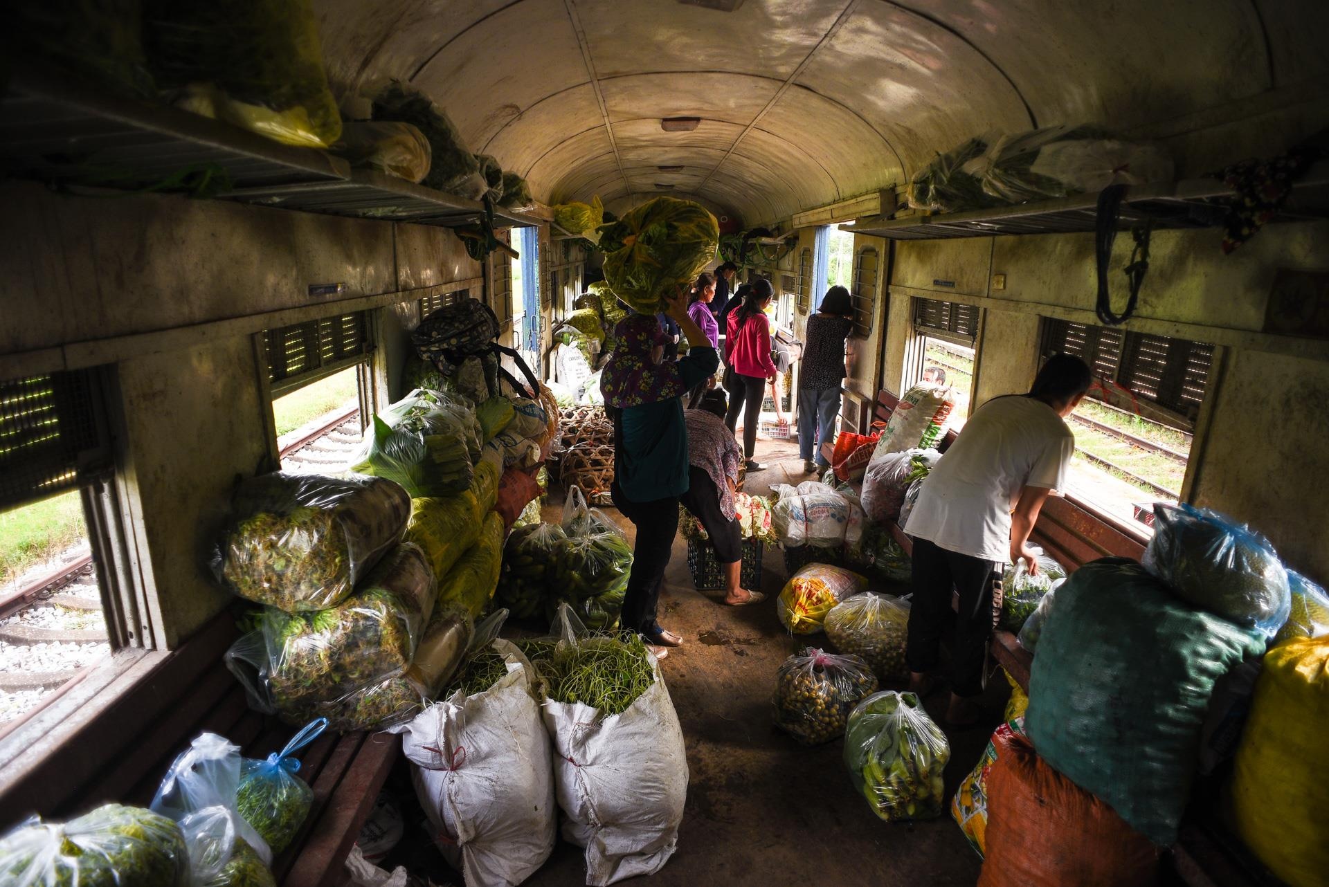chuyến tàu vắng khách nhất cả nước Hà Nội Quảng Ninh ảnh 19 chuyen tau vang khach nhat ca nuoc Ha Noi Quang Ninh anh 19