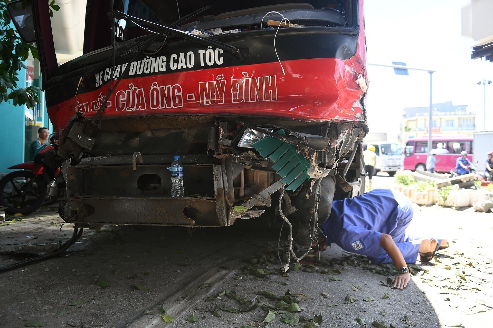 Hien truong vu xe giuong nam tong 2 nguoi chet gan cau Bai Chay hinh anh
