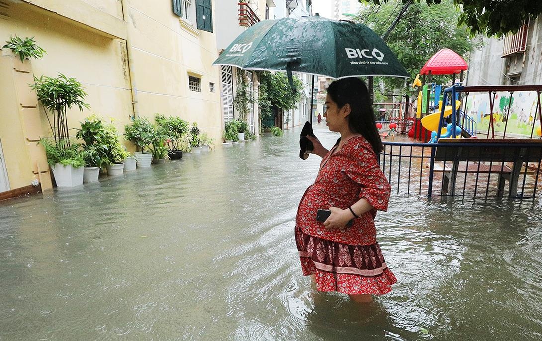 Mua lon keo dai, duong Ha Noi ngap sau ca ngay hinh anh