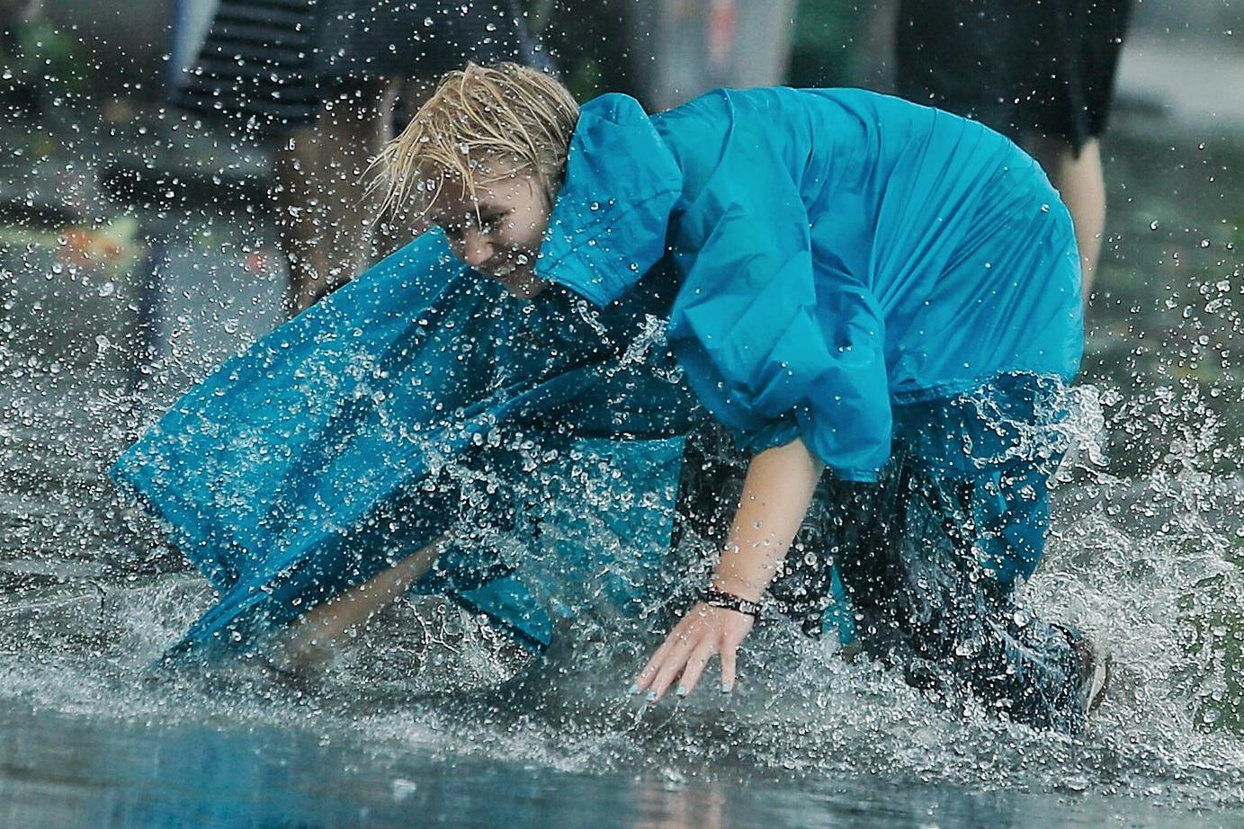 Khach Tay nga nhao trong mua ngap tren pho di bo hinh anh