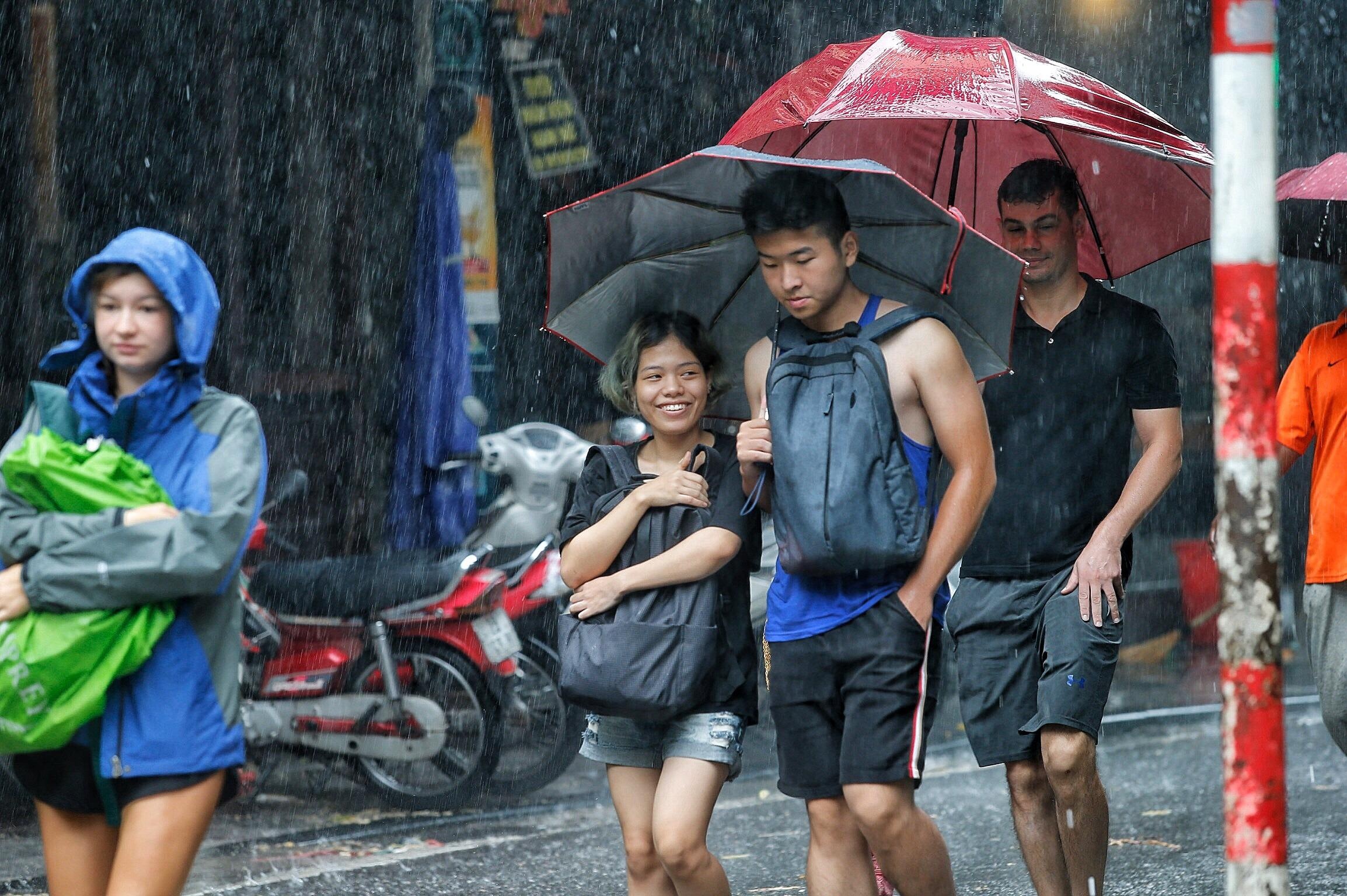 mua to gio lon o Ha Noi anh 3