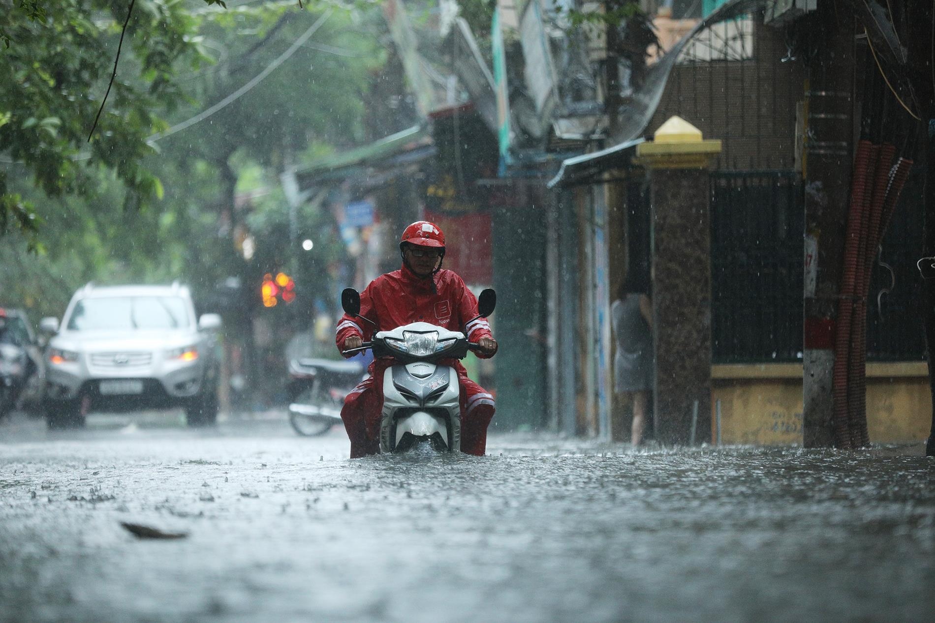 đường Hà Nội ngập sâu ảnh 7 duong Ha Noi ngap sau anh 7