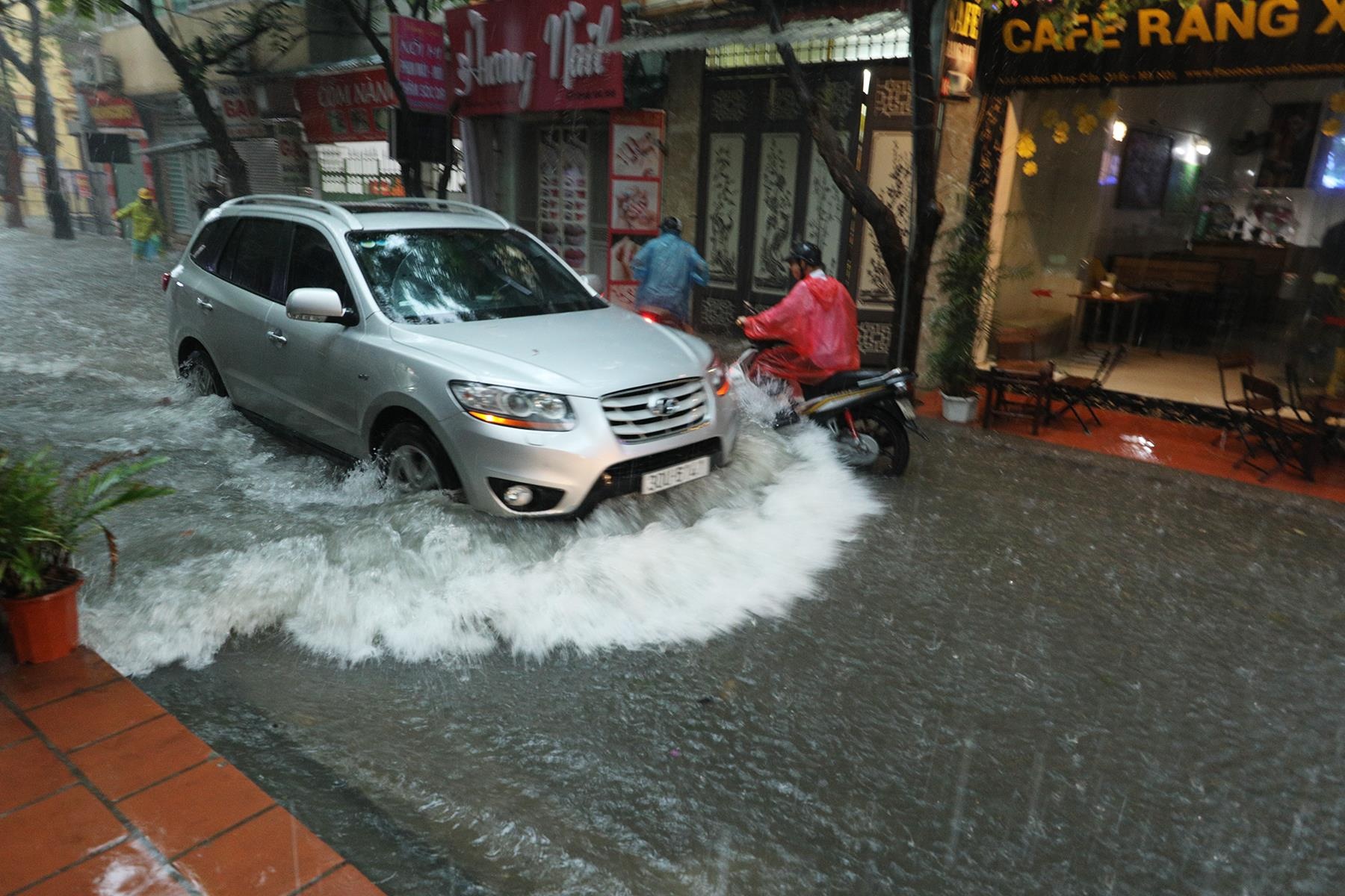 đường Hà Nội ngập sâu ảnh 6 duong Ha Noi ngap sau anh 6
