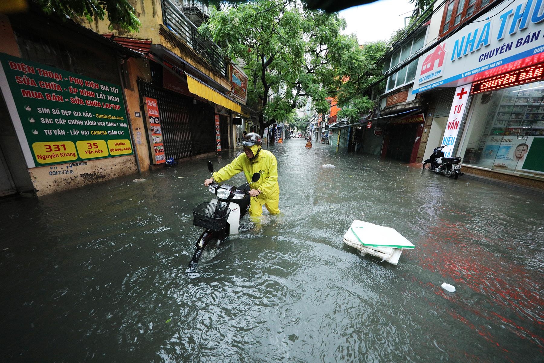đường Hà Nội ngập sâu ảnh 11 duong Ha Noi ngap sau anh 11