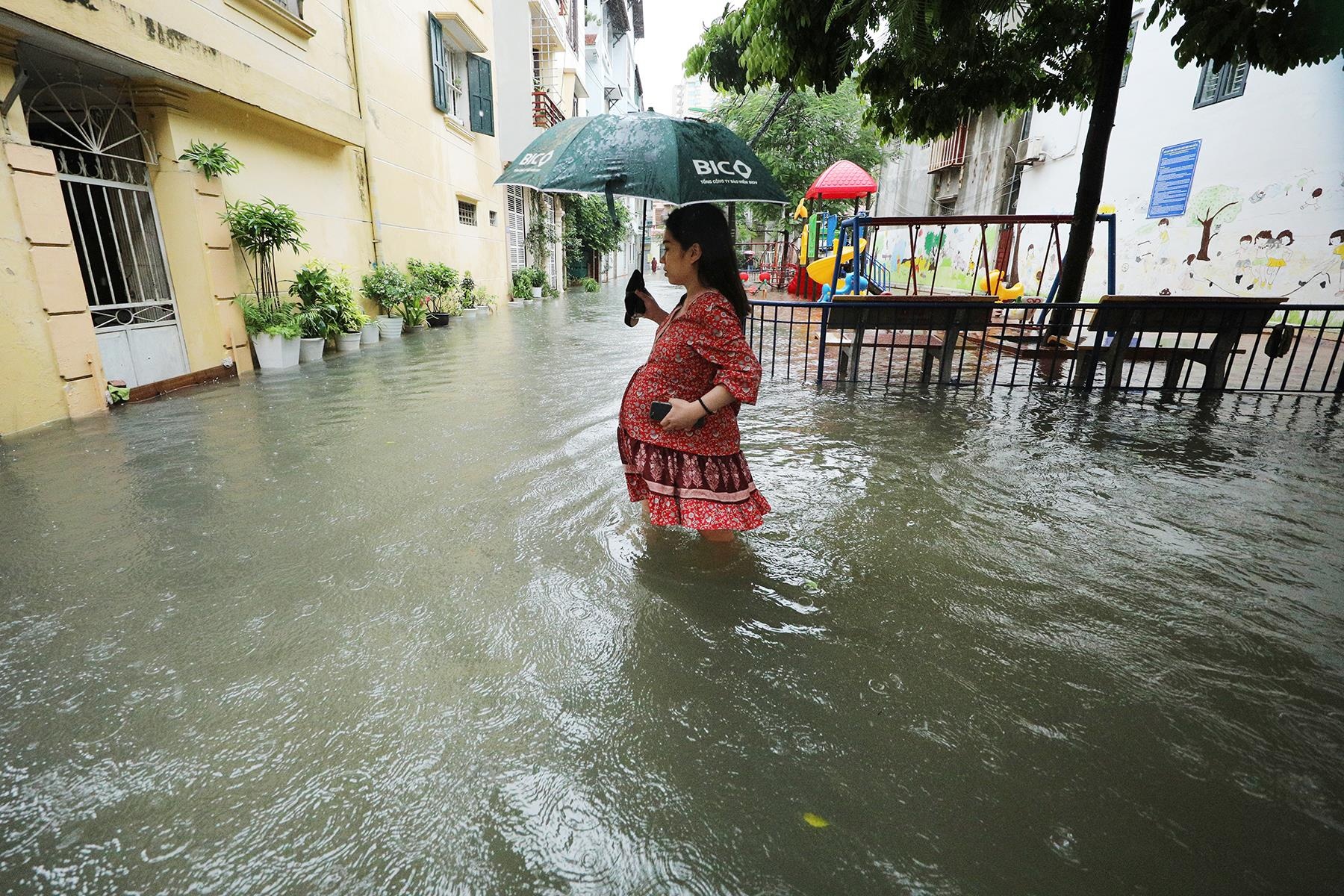 đường Hà Nội ngập sâu ảnh 9 duong Ha Noi ngap sau anh 9