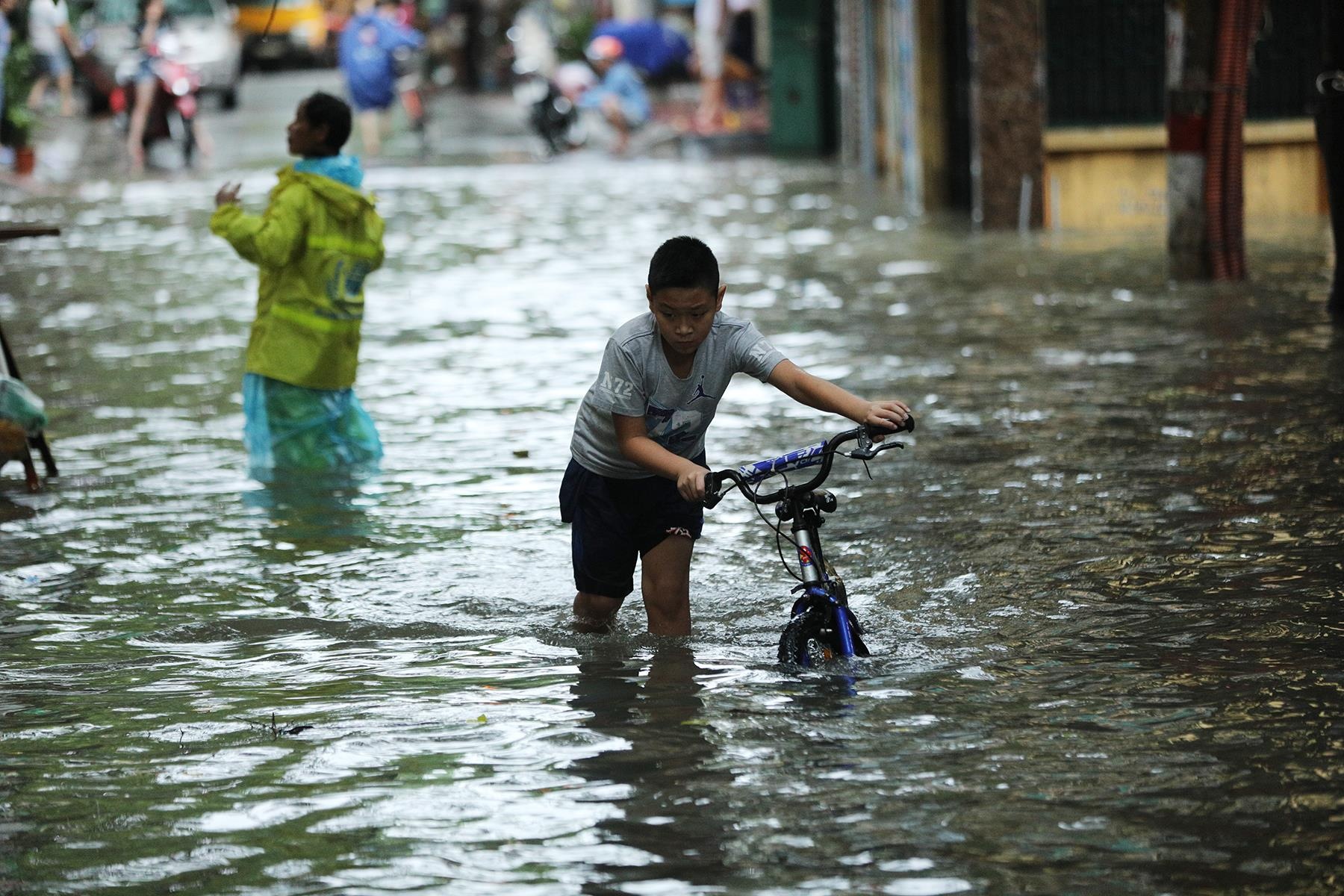đường Hà Nội ngập sâu ảnh 13 duong Ha Noi ngap sau anh 13
