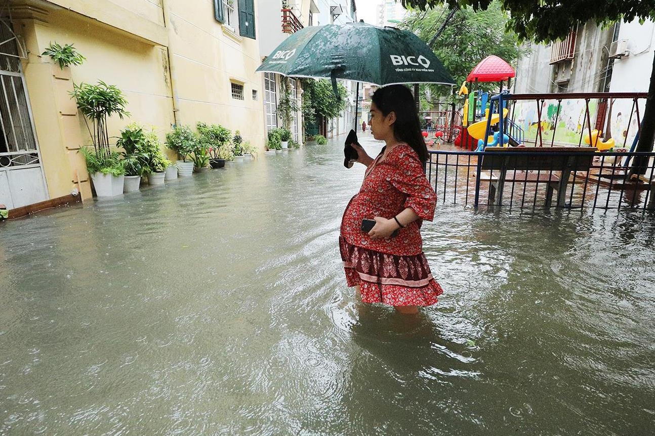 Ba bau loi nuoc ngap lot top anh tuan Zing.vn hinh anh