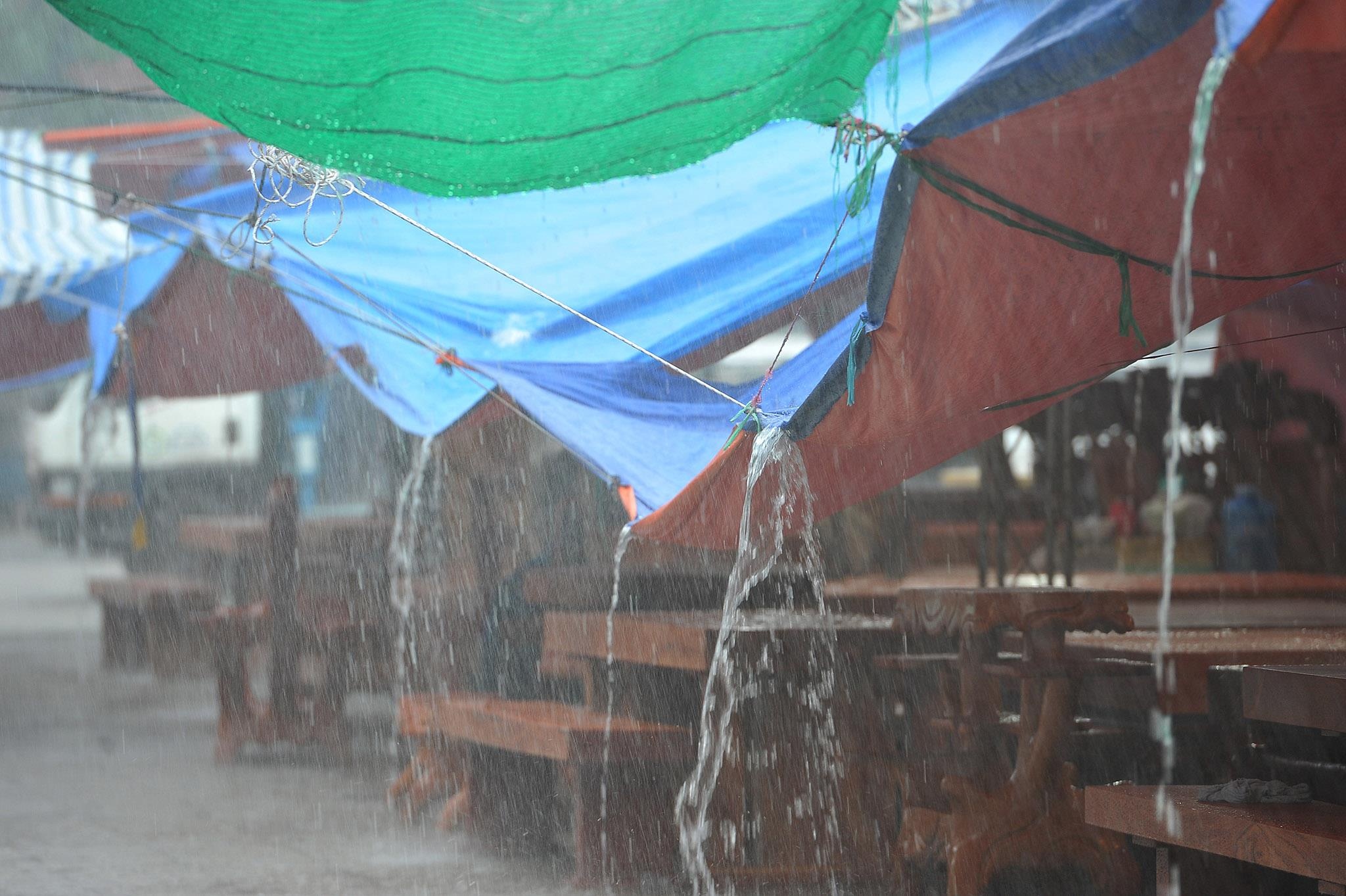 Bo ban ghe 1,5 ty dong tro troi duoi mua lon o mien Tay hinh anh