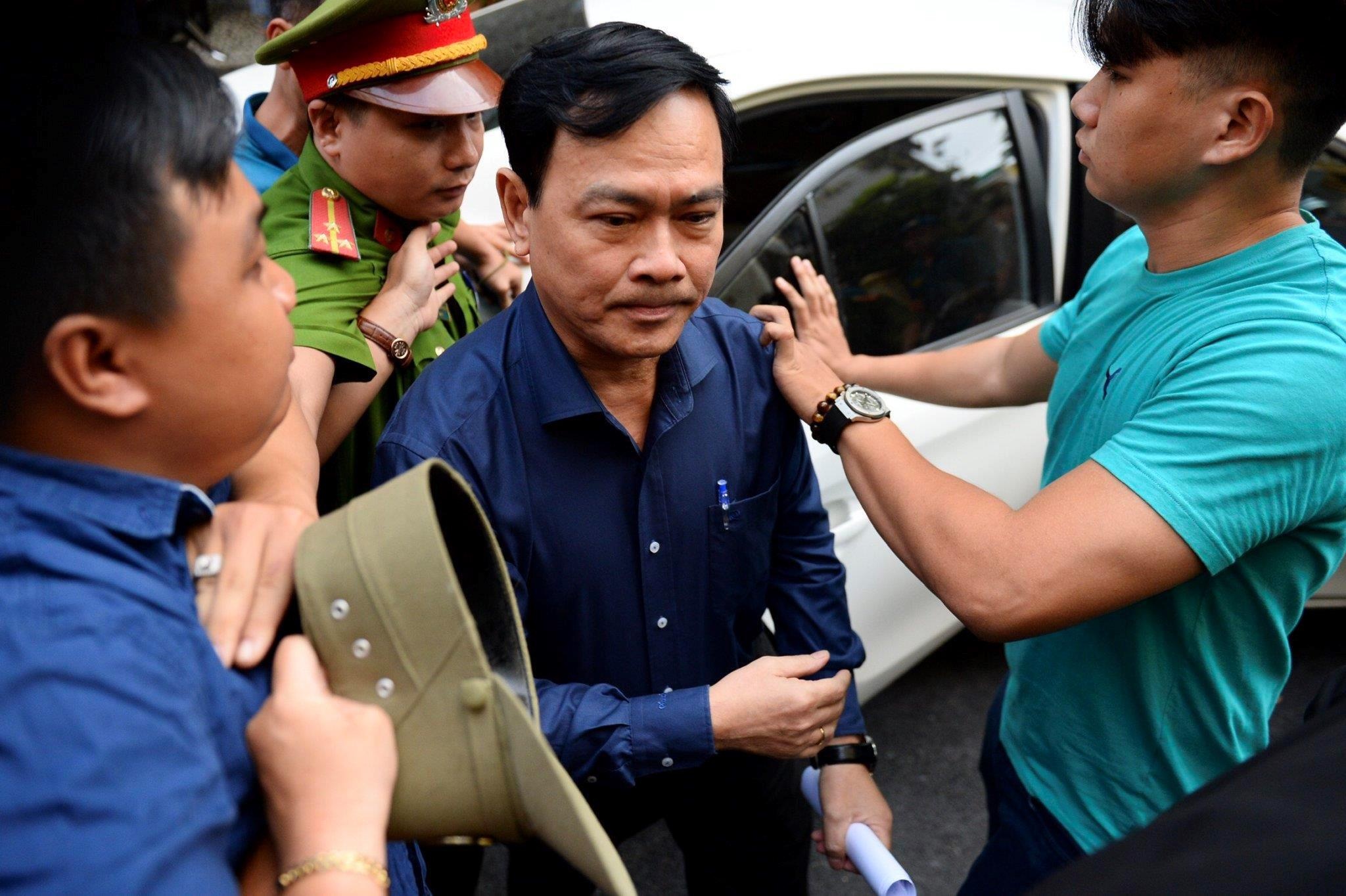 Hinh anh bi cao Nguyen Huu Linh gay chu y khi duoc an ninh bao ve hinh anh