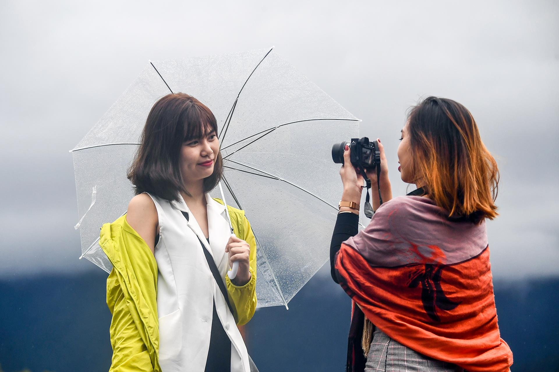 Mua trien mien, du khach van do len dinh Fansipan choi dip nghi le hinh anh