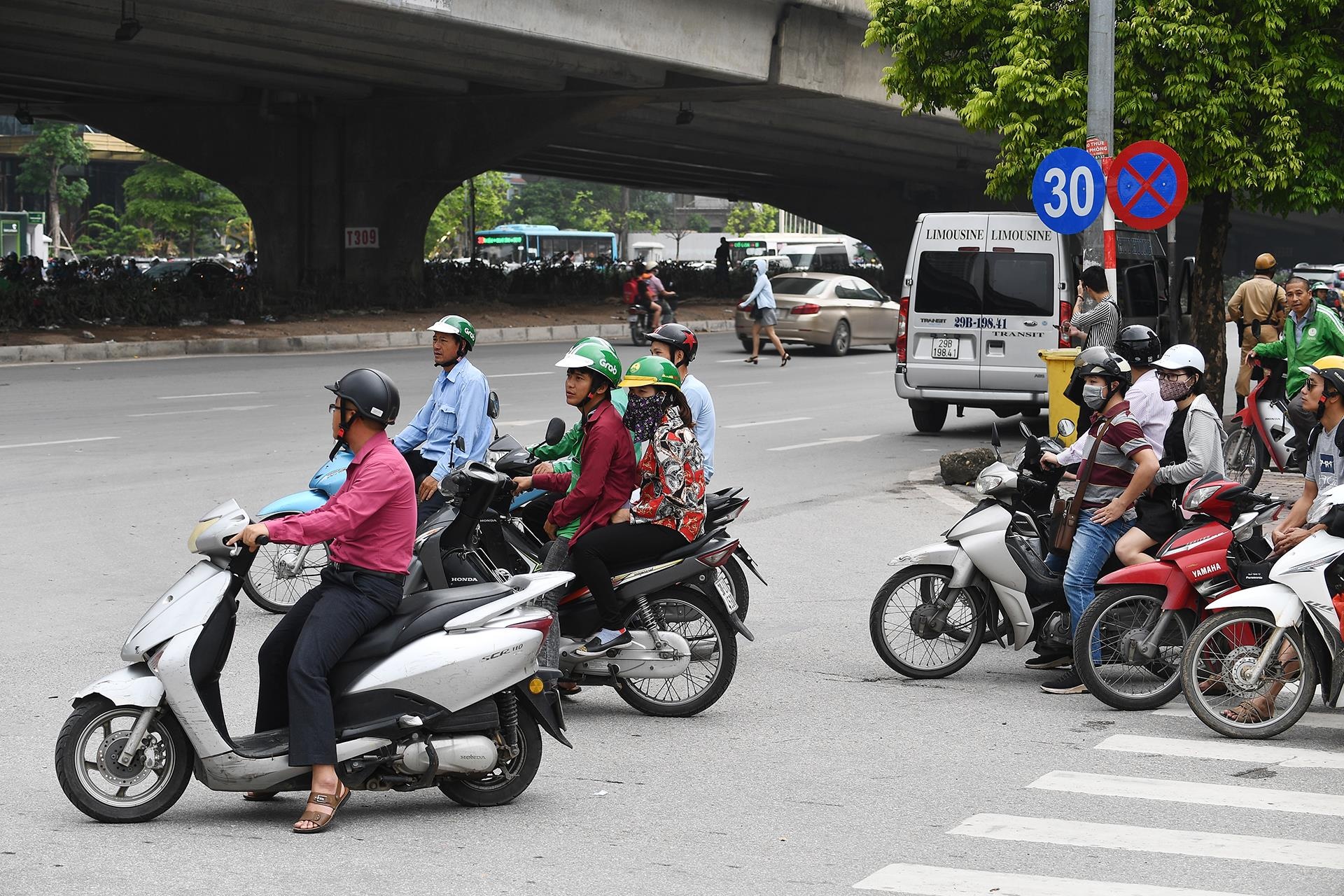 diem den ve nan un tac giao thong o Ha Noi anh 15