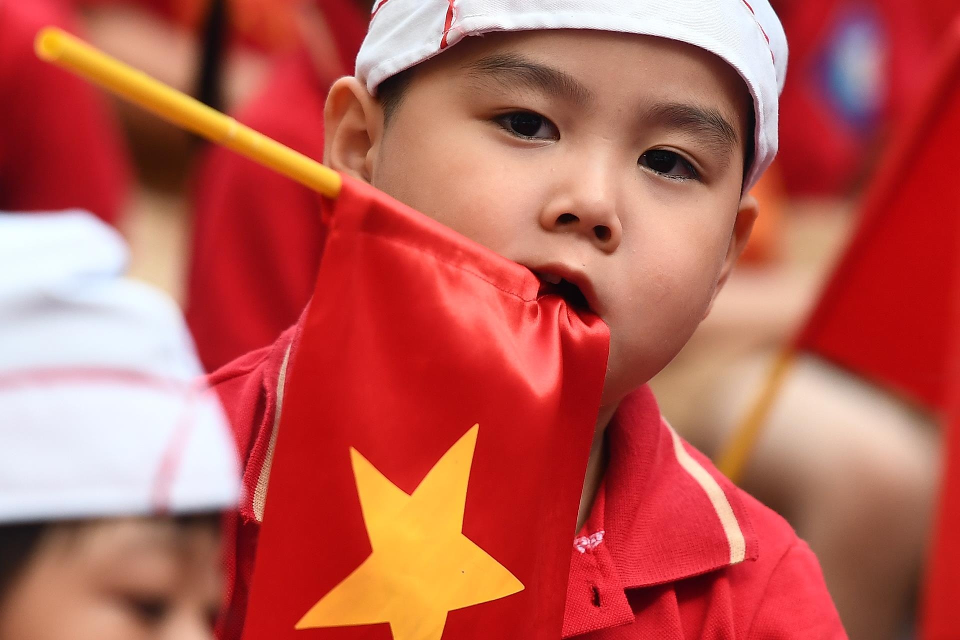 Khoanh khac dang yeu cua hoc tro nhi ngay khai truong hinh anh