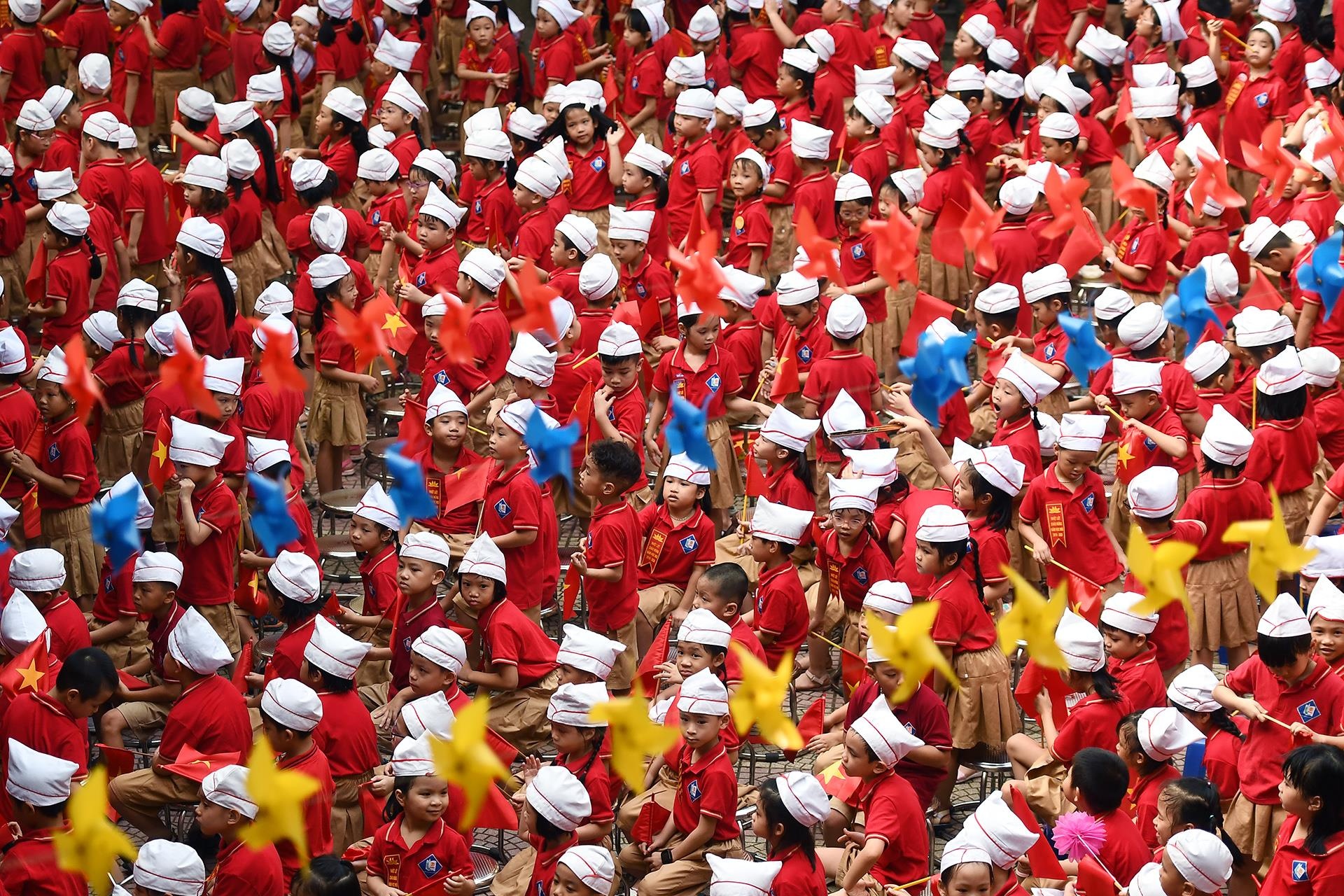 hoc sinh tieu hoc ngay khai giang anh 1