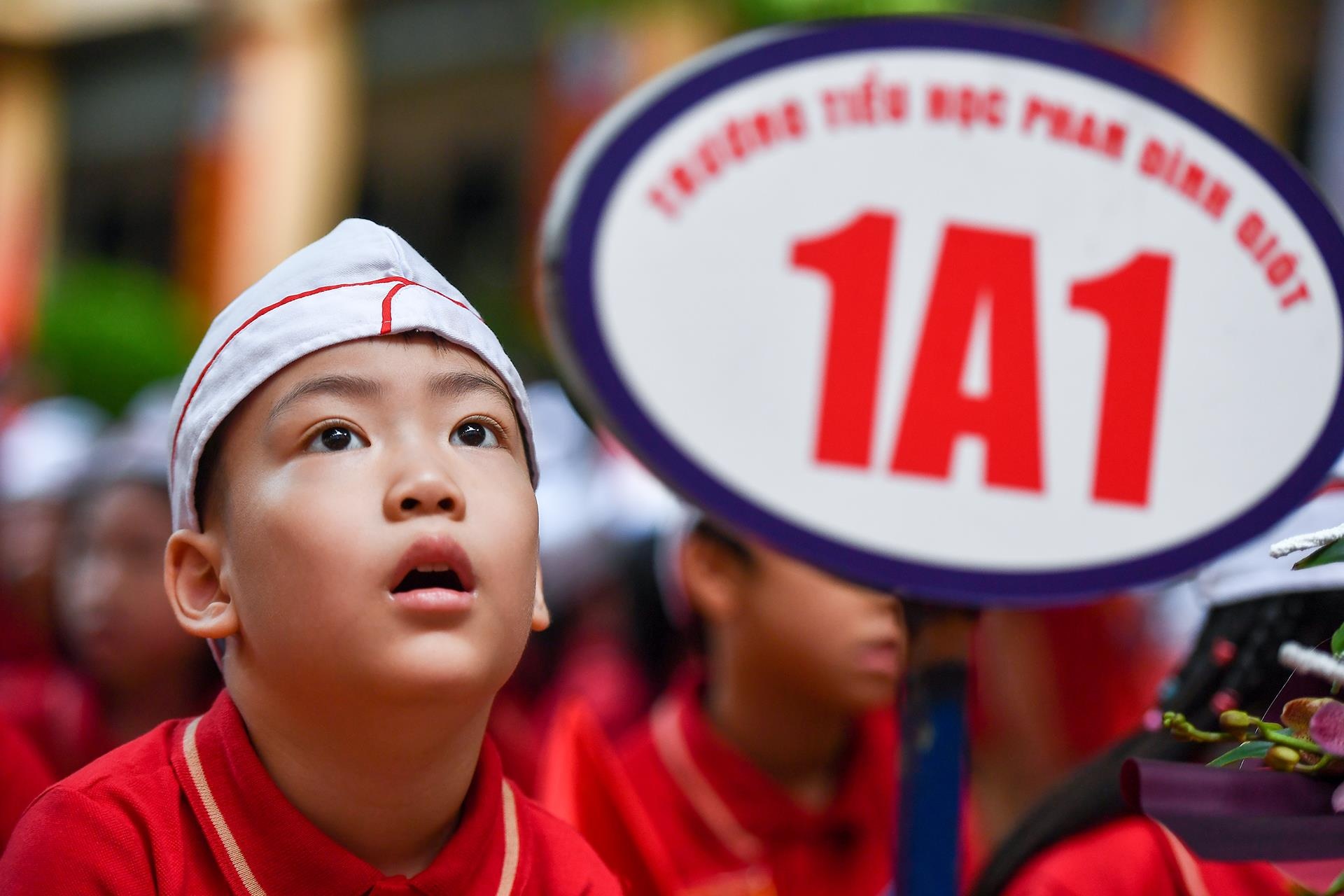 hoc sinh tieu hoc ngay khai giang anh 10