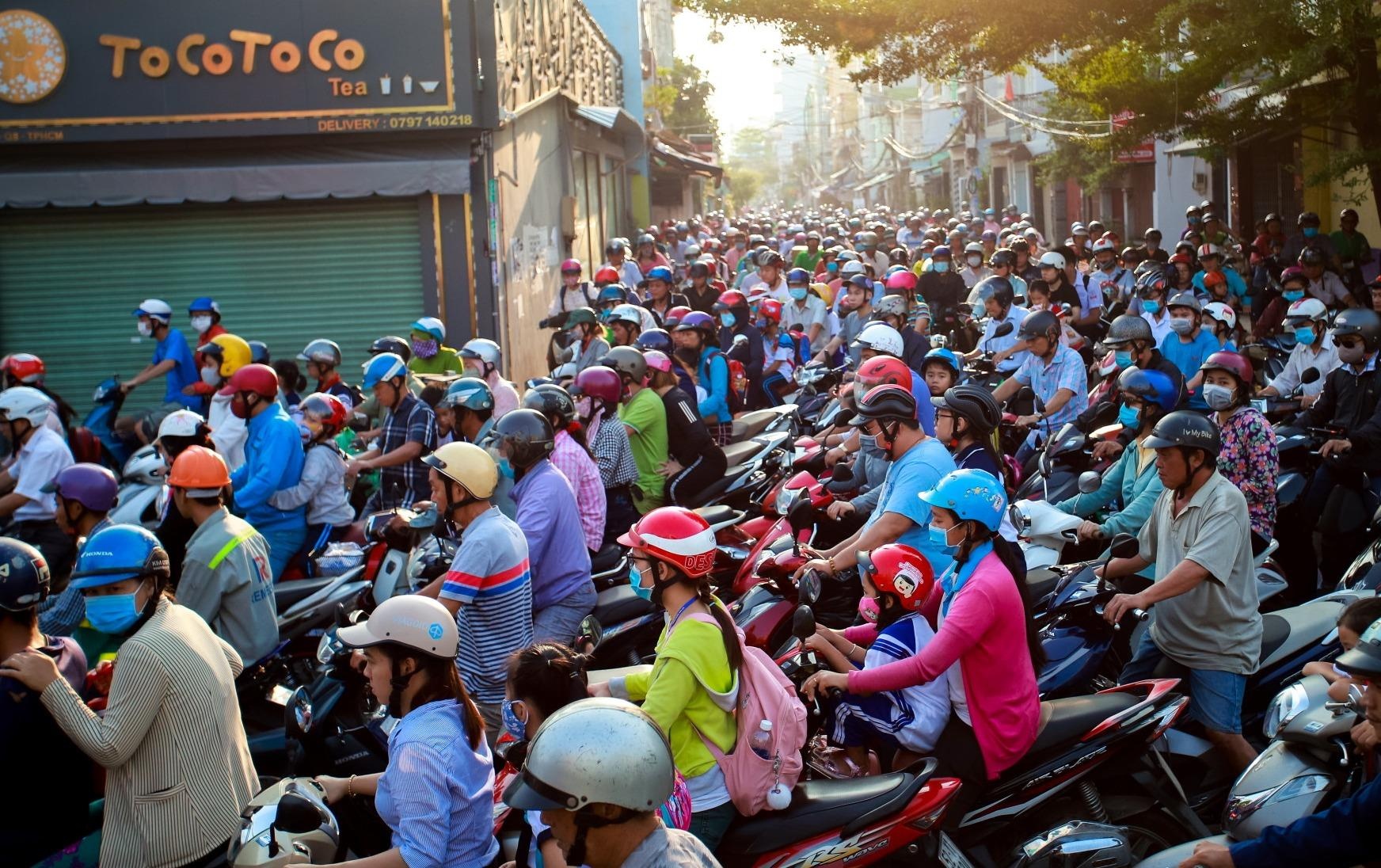 Canh ket xe tu hem ra duong lon o TP.HCM lot top anh tuan Zing.vn hinh anh