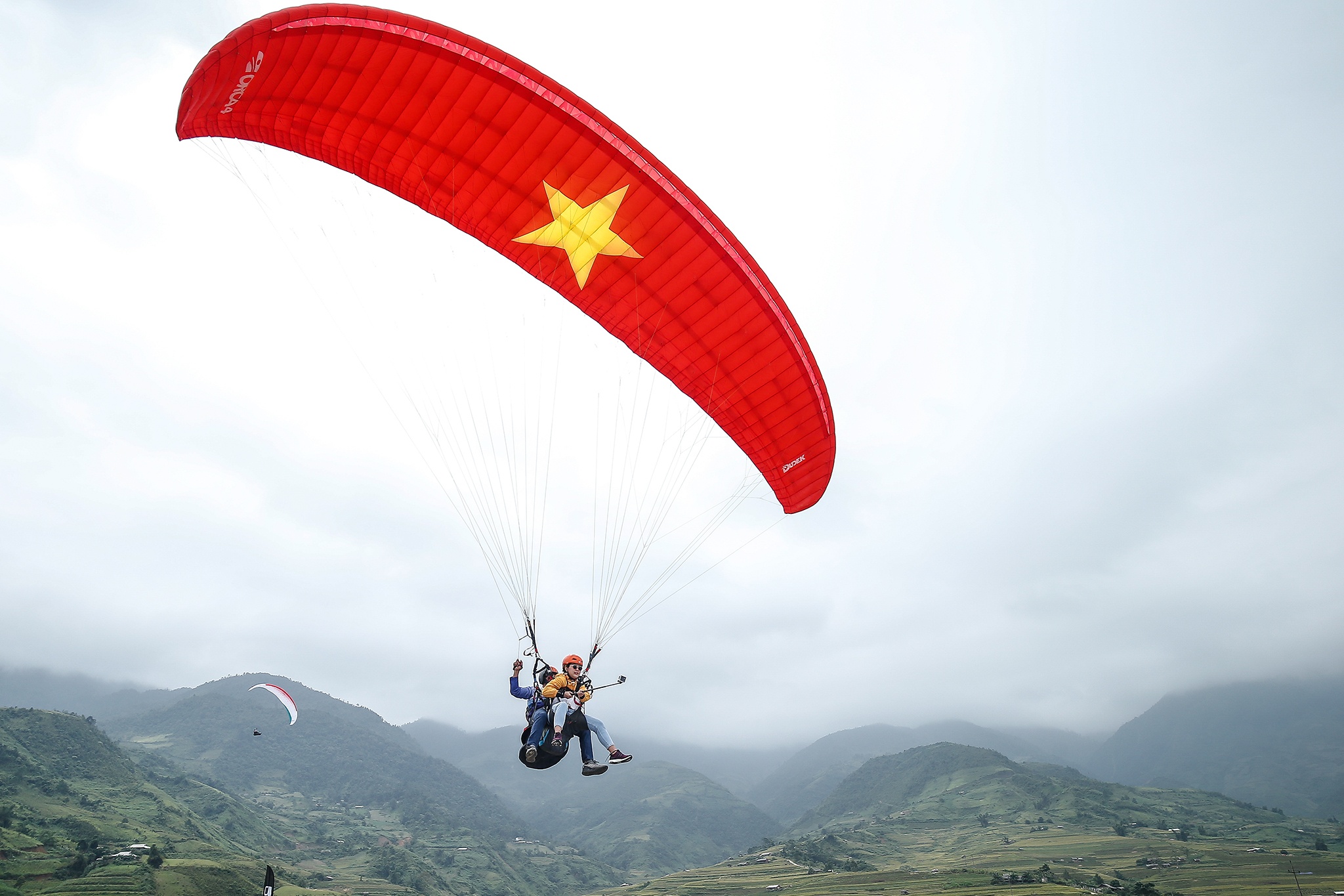 Du luon dua du khach ngam Mu Cang Chai trong mua hinh anh