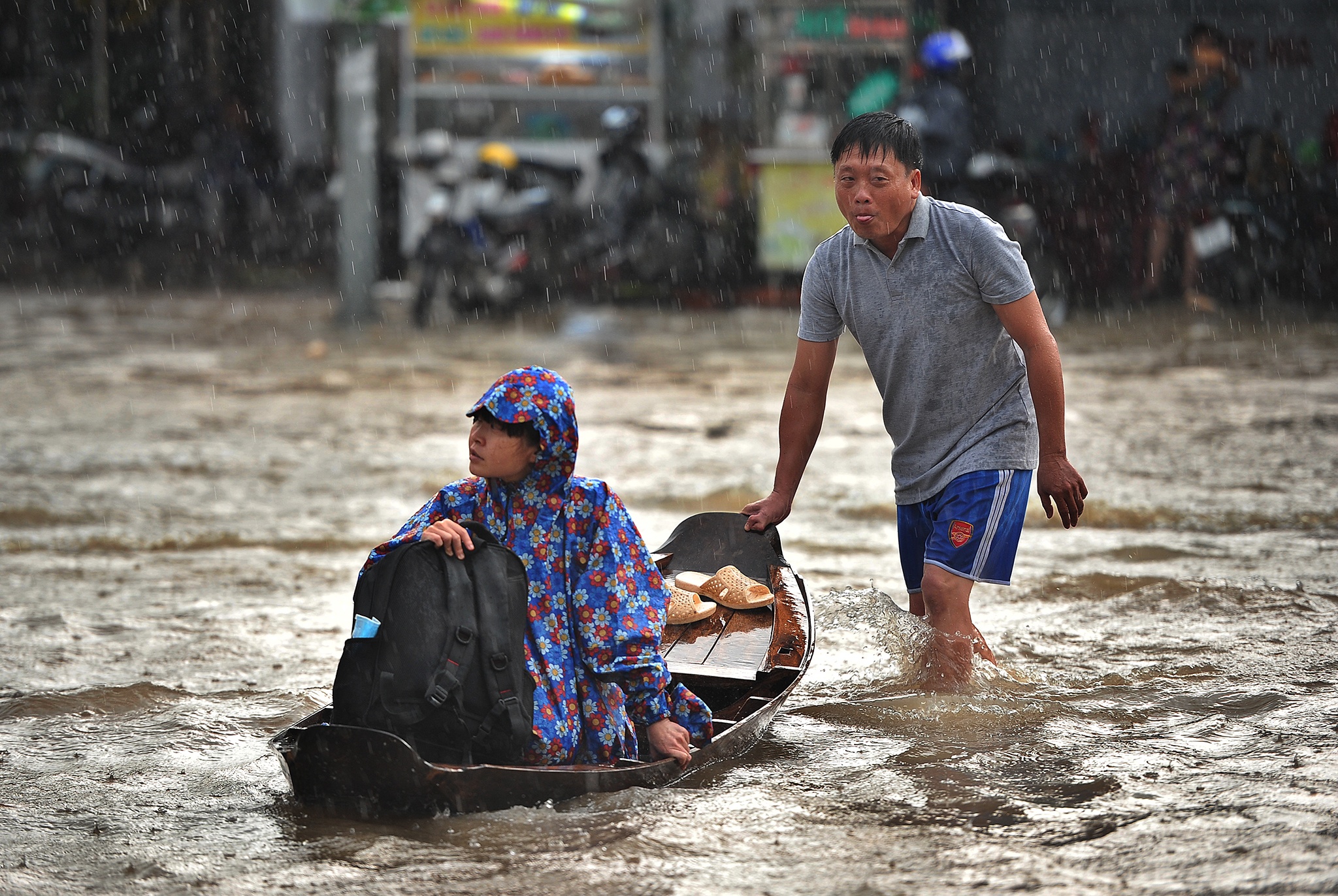 Nguoi Can Tho boi xuong giua pho hinh anh