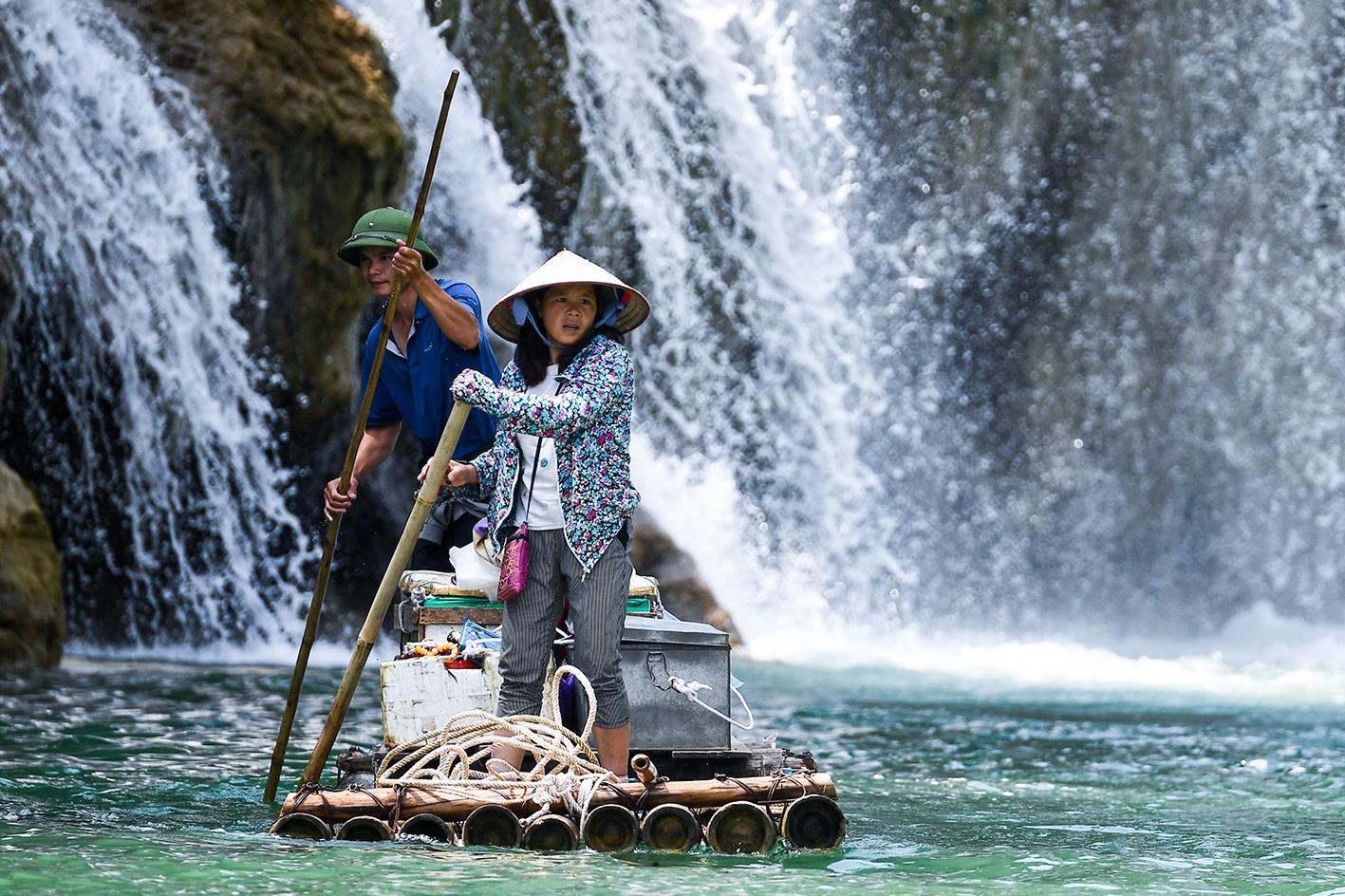 Can canh ve dep nhu xu tien o thac Ban Gioc hinh anh