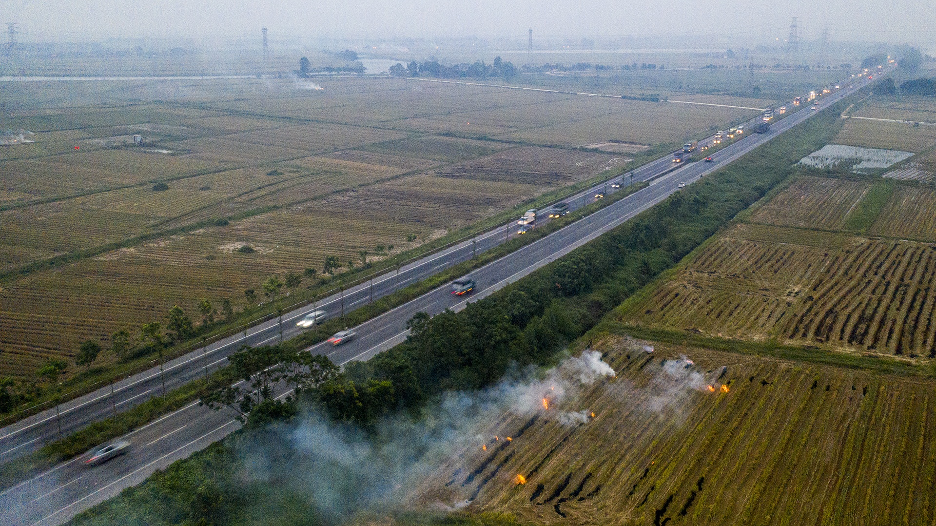 dot rom ra o canh dong Ha Noi anh 5