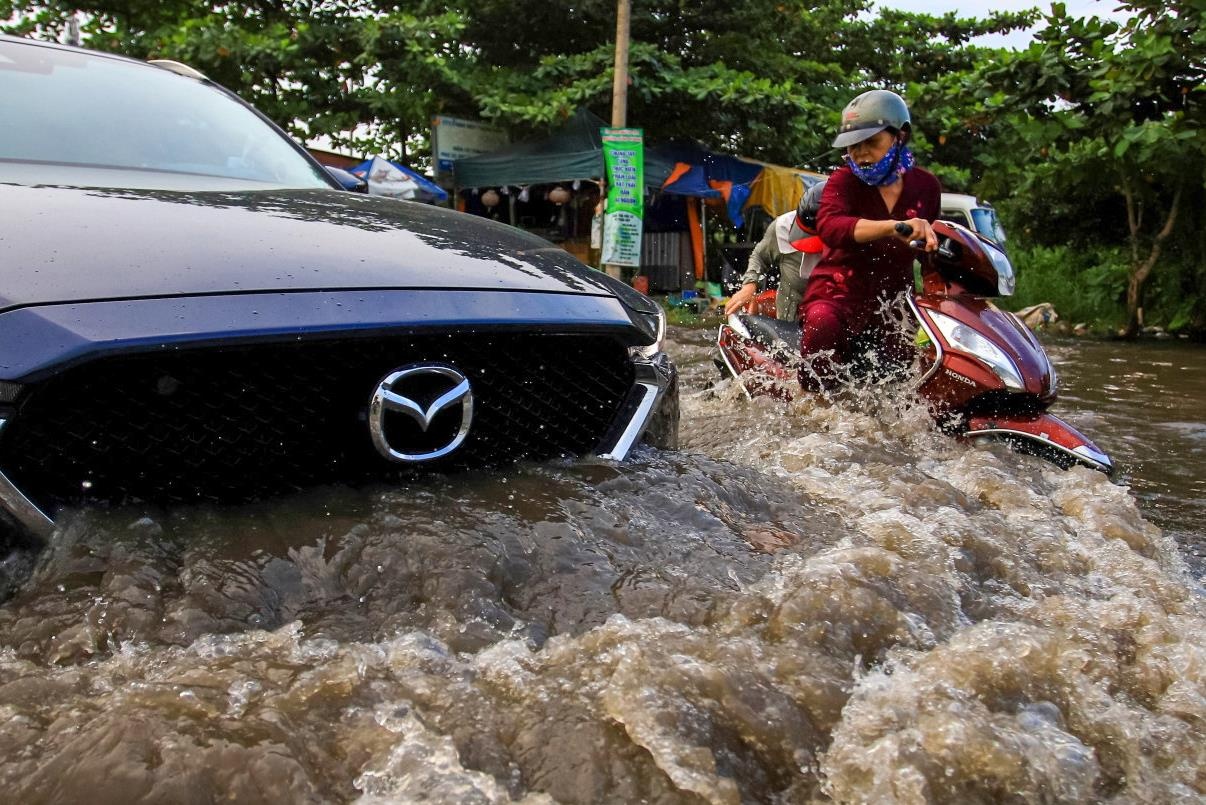 Oto danh song khien nguoi di xe may loang choang lot top anh tuan Zing hinh anh