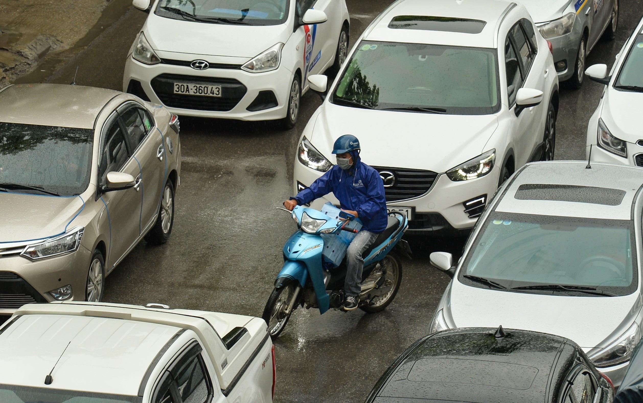 Canh oto gianh het duong cua xe may lot top anh tuan Zing.vn hinh anh