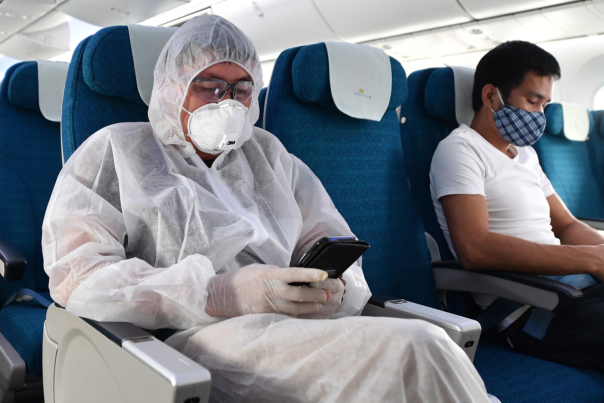 Mac do bao ho, doi mu chong giot ban tren may bay hinh anh