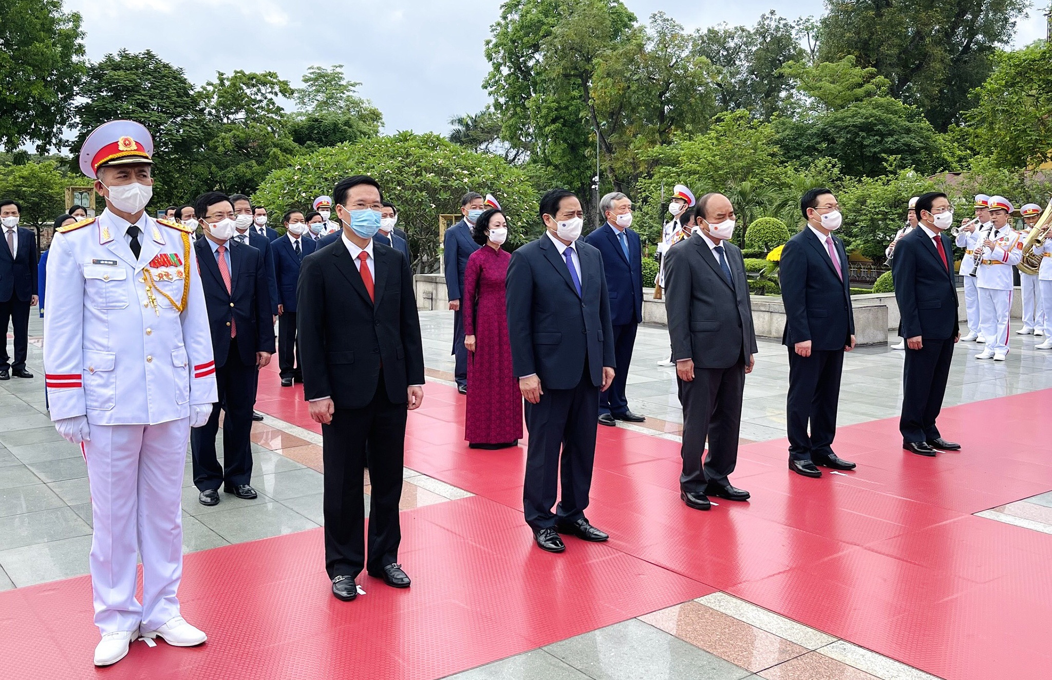 lanh dao cap cao vieng Chu tich Ho Chi Minh anh 4