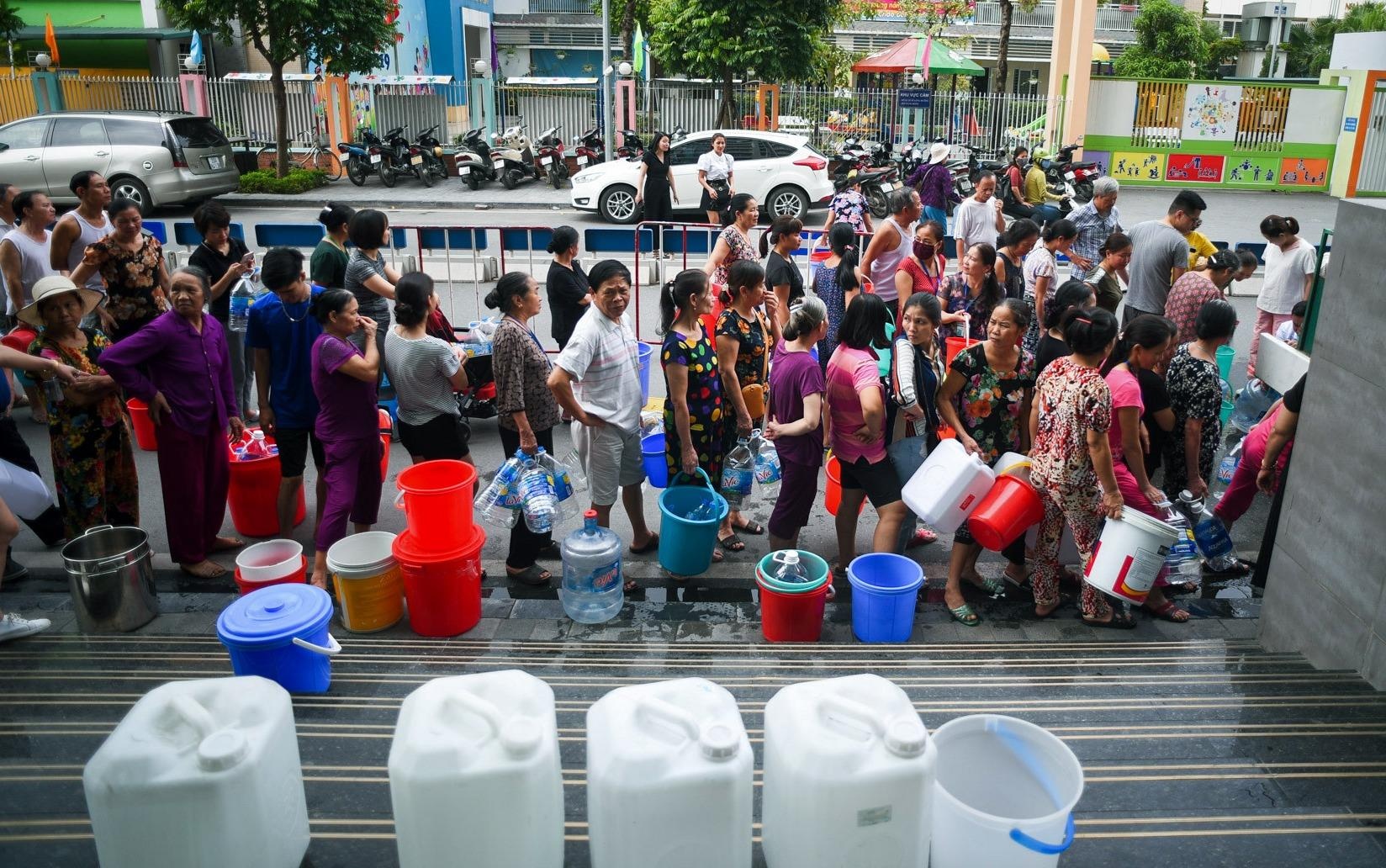 Canh nguoi xach xo chau cho lay nuoc lot top anh tuan Zing.vn hinh anh