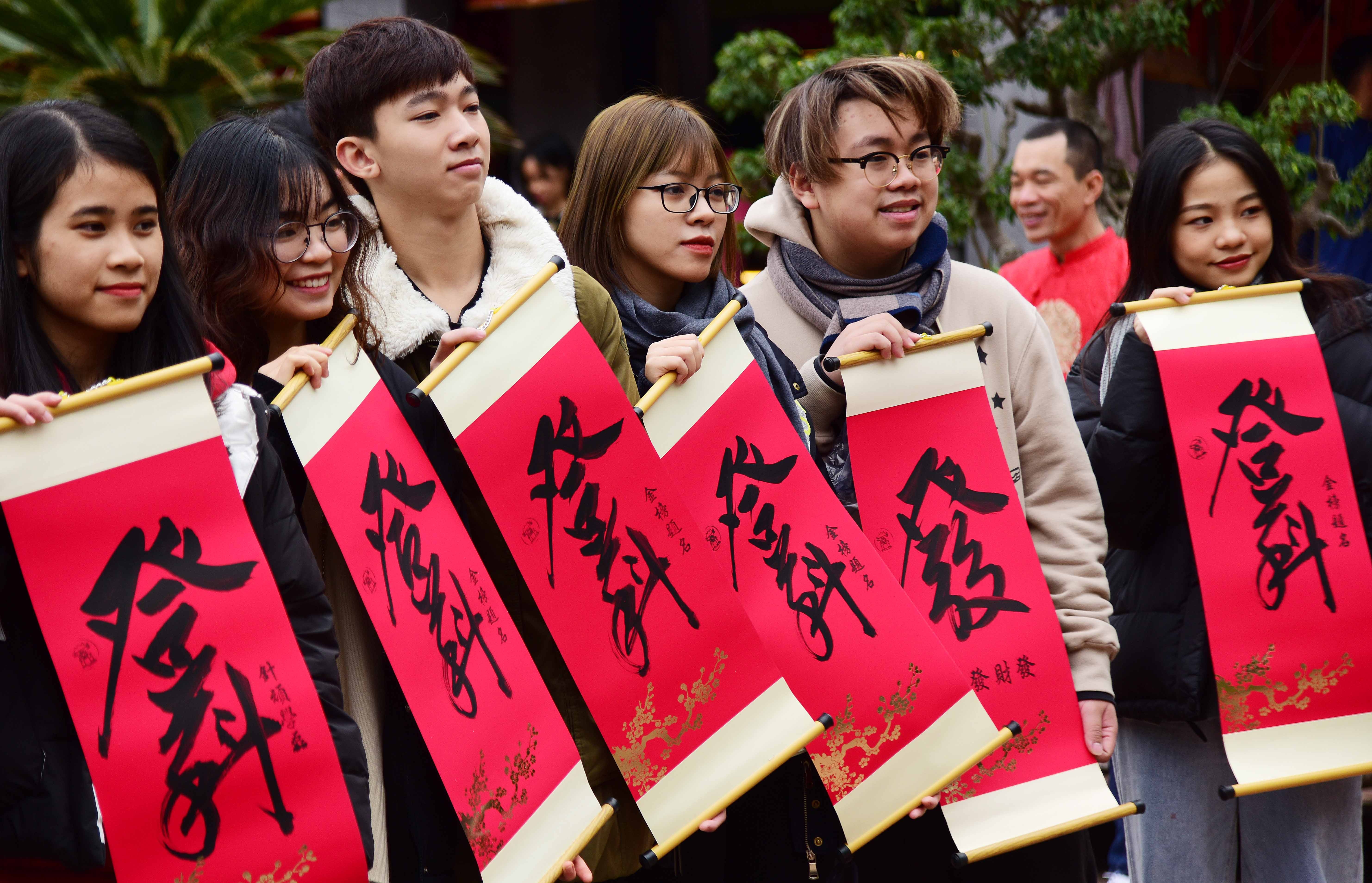 Du khach do ve Van Mieu du khai hoi xuan Canh Ty hinh anh