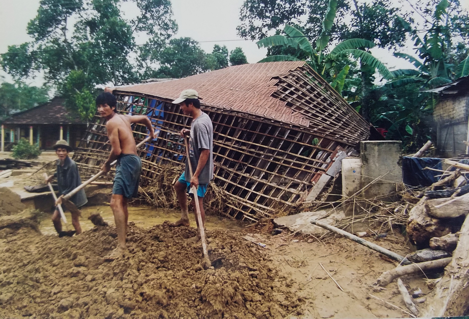 20 năm đại hồng thủy ở miền Trung ảnh 28 20 nam dai hong thuy o mien Trung anh 28