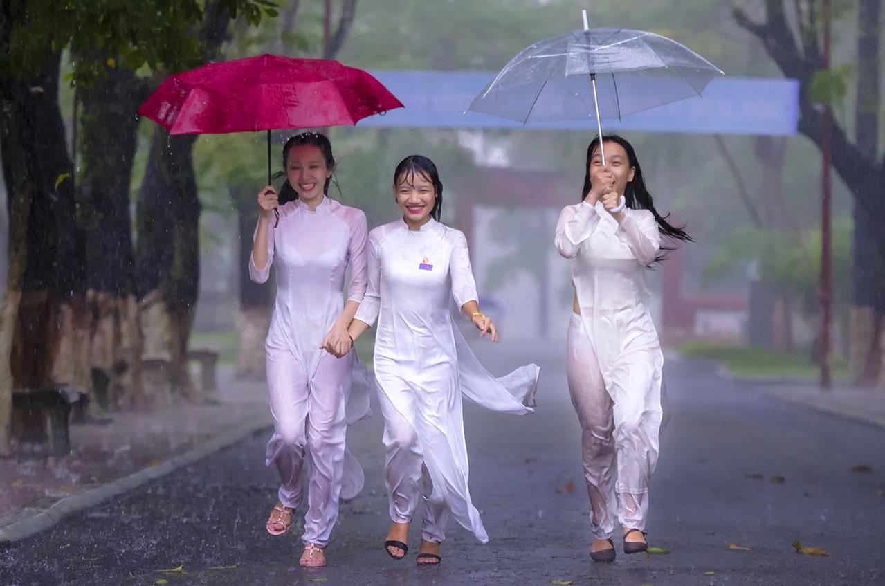 Khoanh khac mua lang man o Hue hinh anh