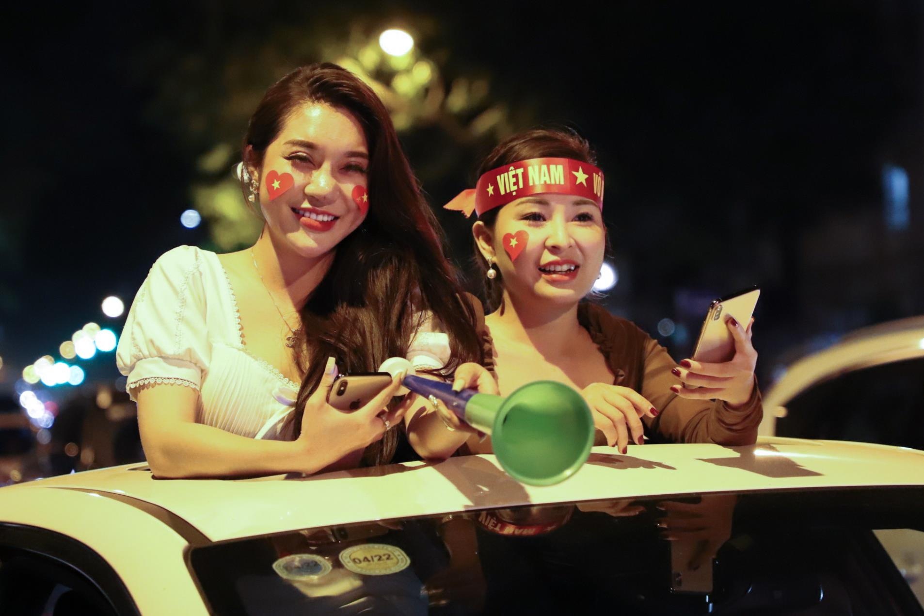 Nguoi ham mo do ra duong mung tuyen Viet Nam danh bai UAE hinh anh