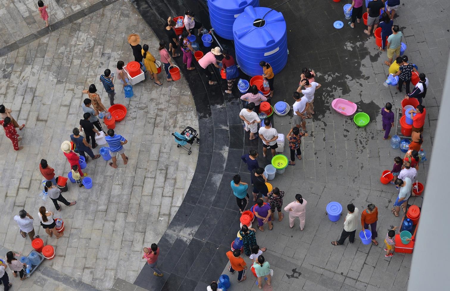 Cu dan Hateco lai rong ran di xach nuoc len tang cao hinh anh